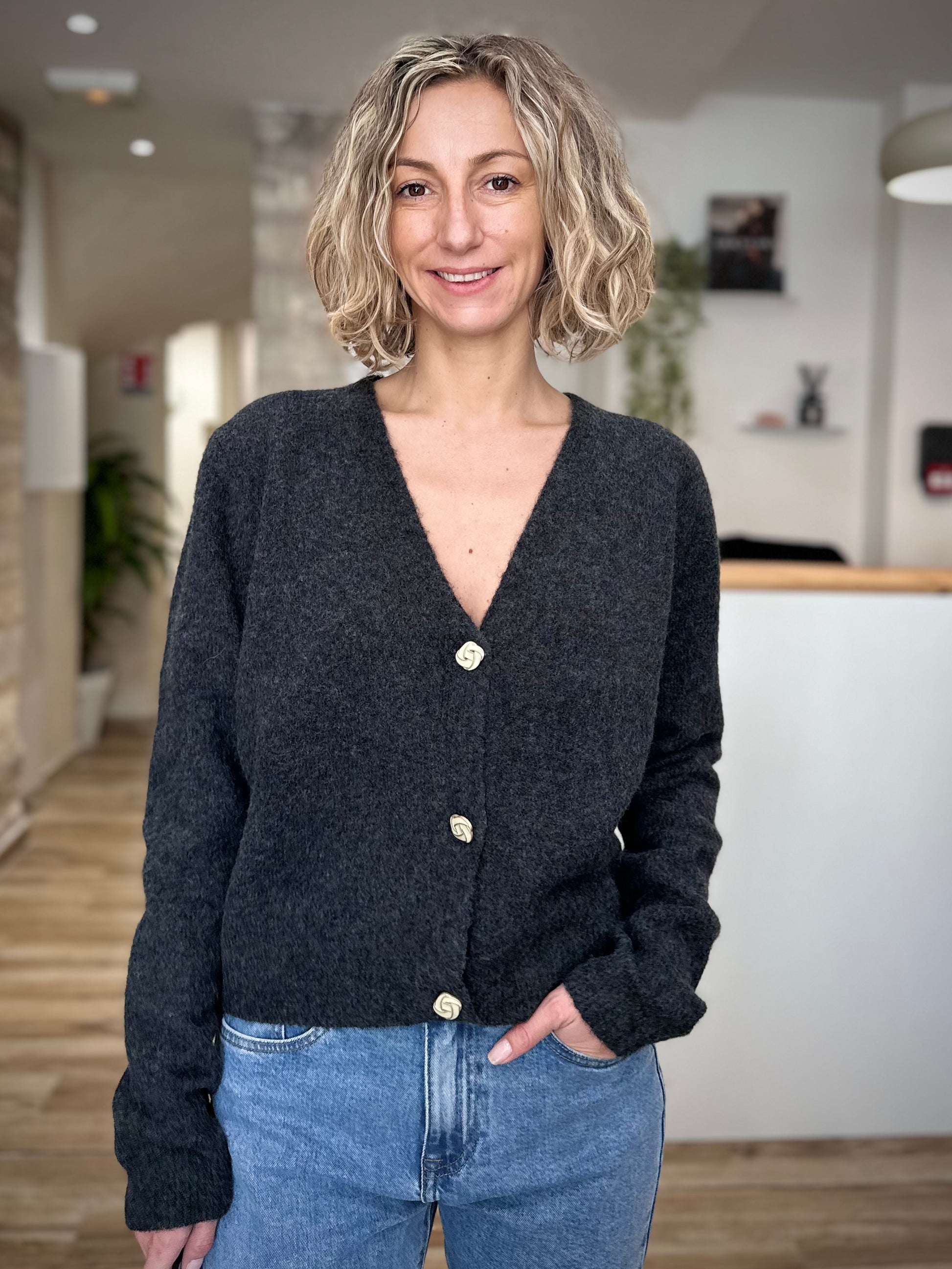 Femme portant un gilet gris anthracite en maille douce