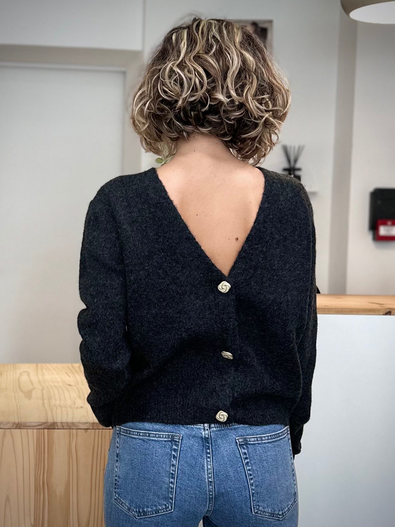 Détail du col V dans le dos du gilet