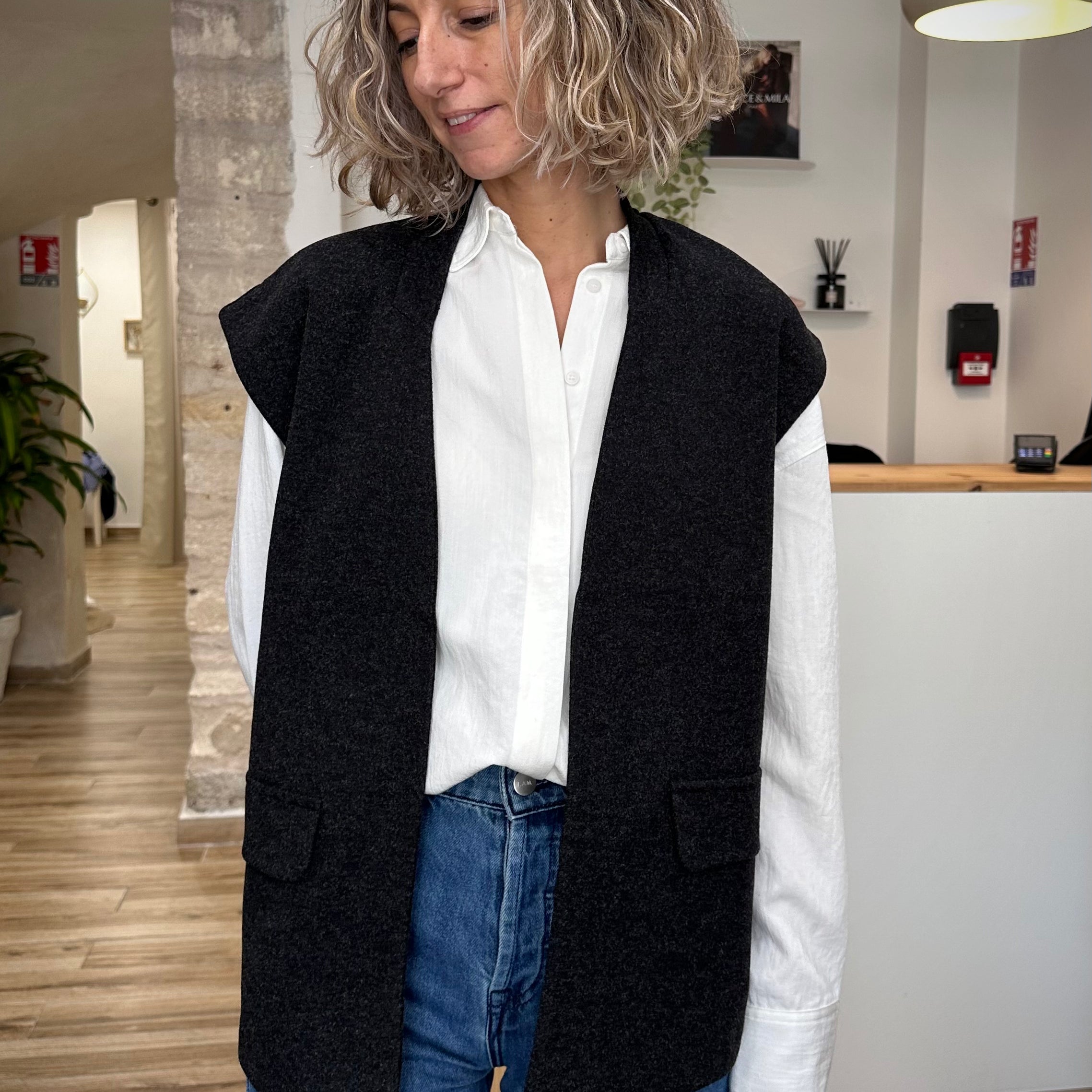 Gilet sans manches gris foncé femme vu de face