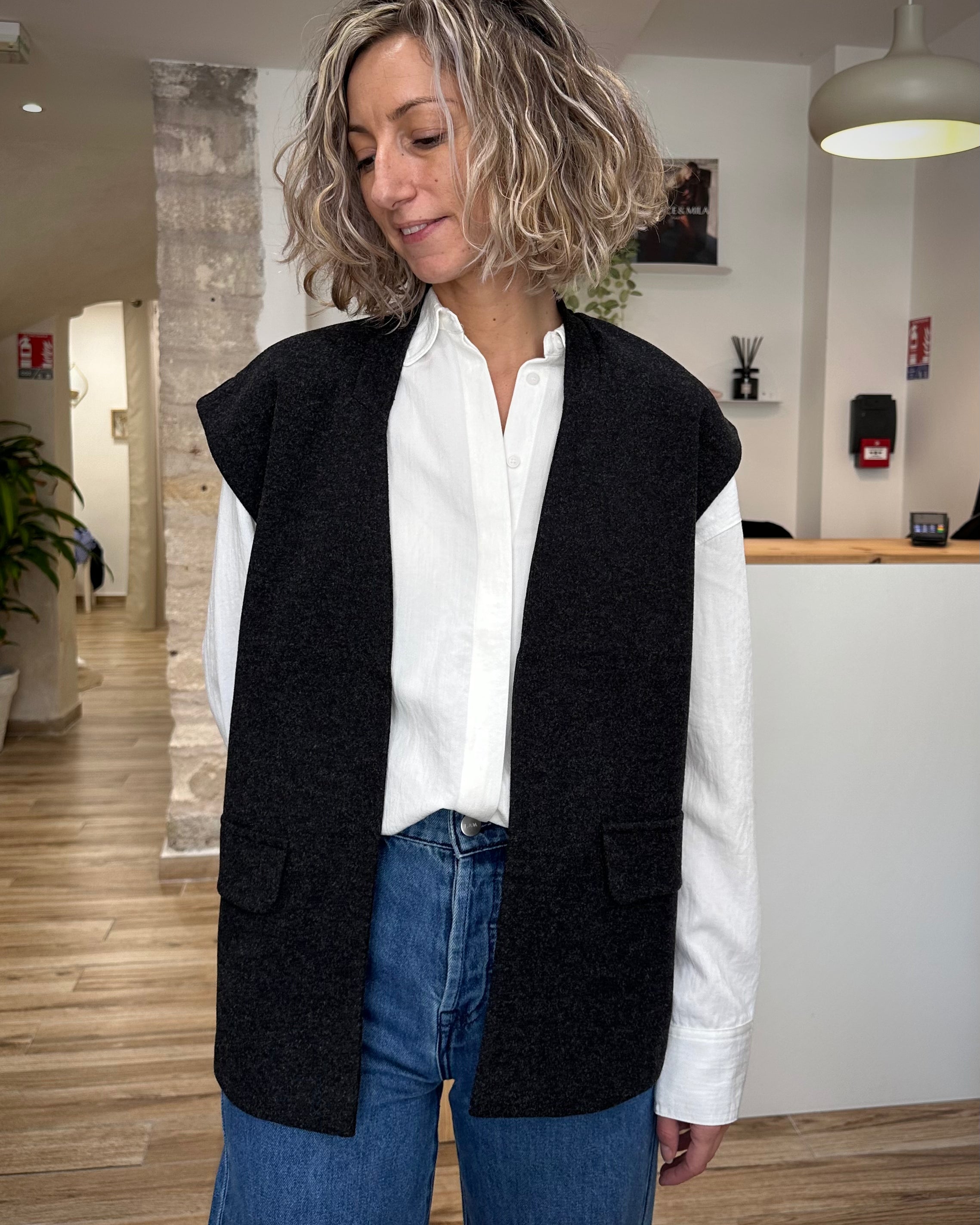 Gilet sans manches gris foncé femme vu de face
