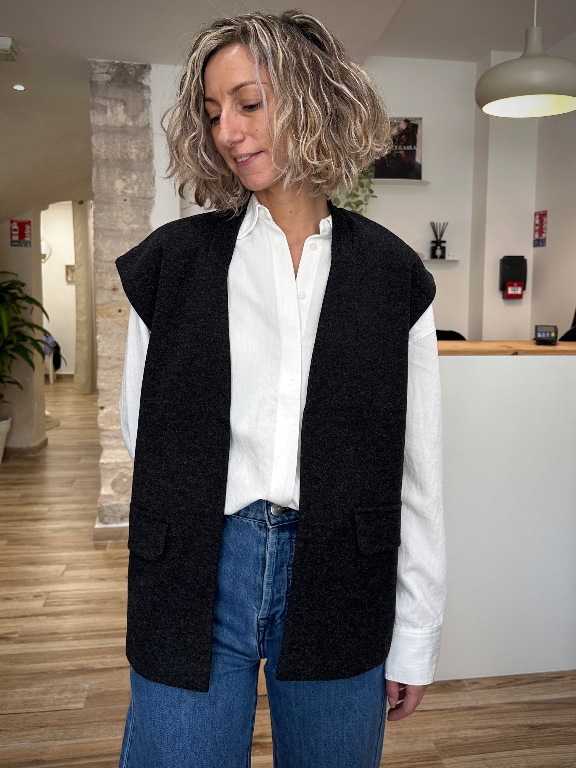 Gilet sans manches gris foncé femme vu de face
