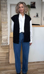 Femme portant le gilet MINTA sur une chemise blanche