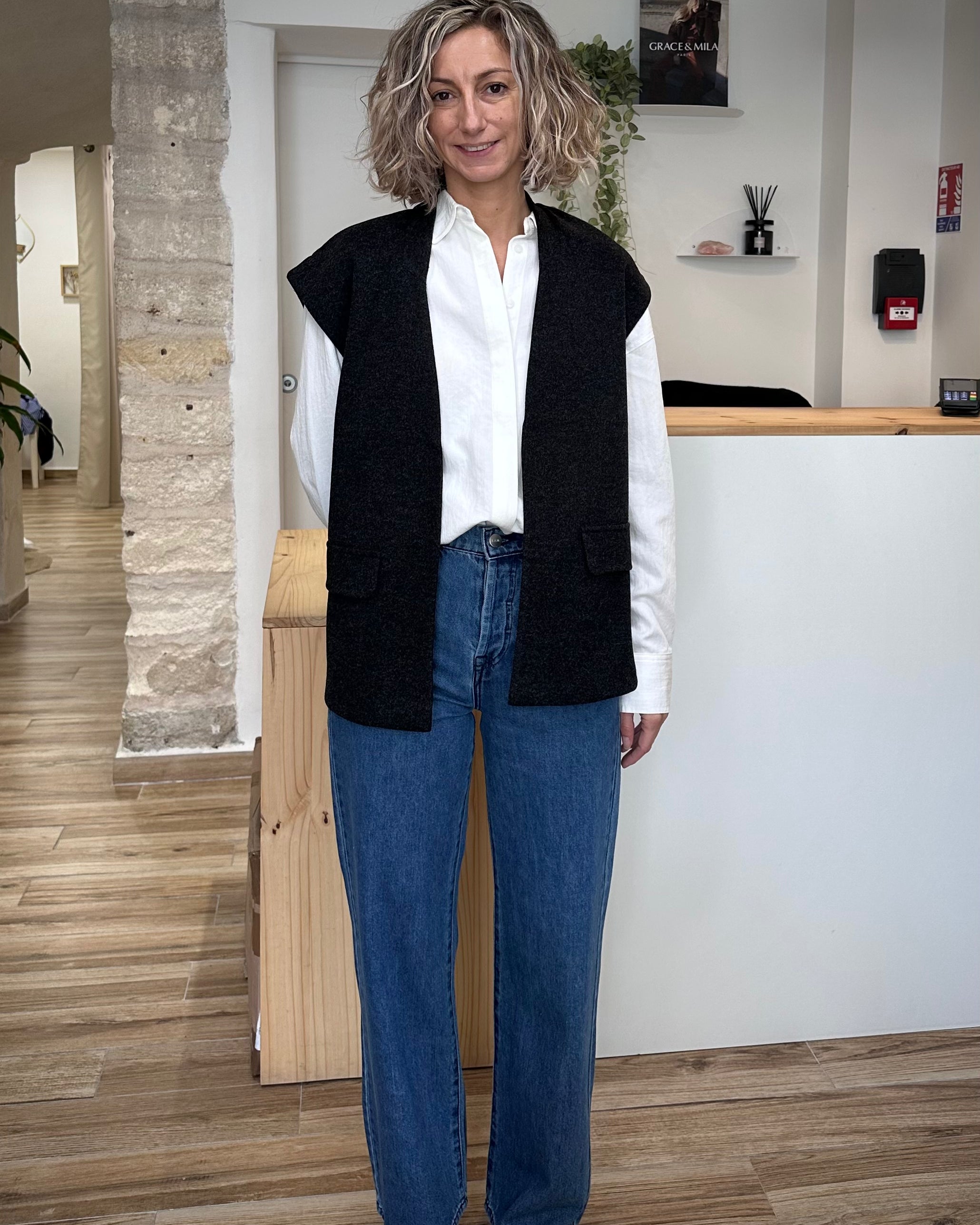 Femme portant le gilet MINTA sur une chemise blanche