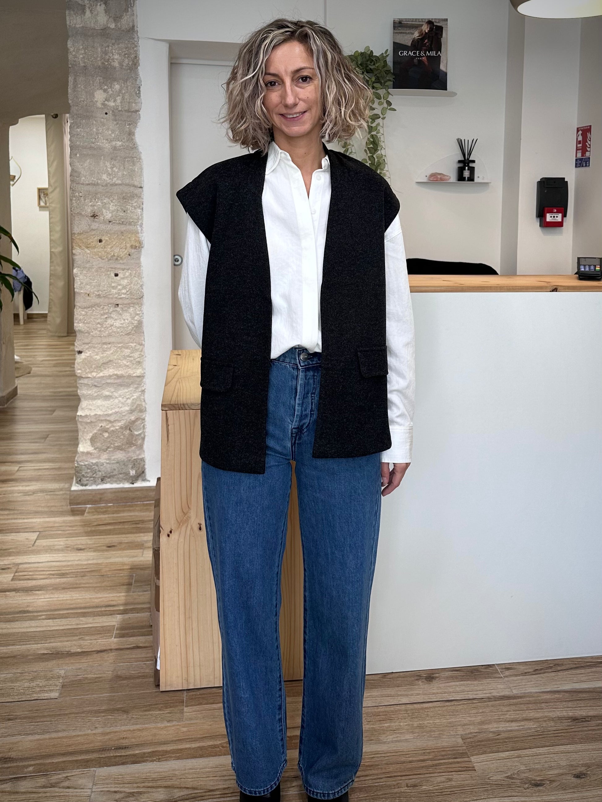 Femme portant le gilet MINTA sur une chemise blanche