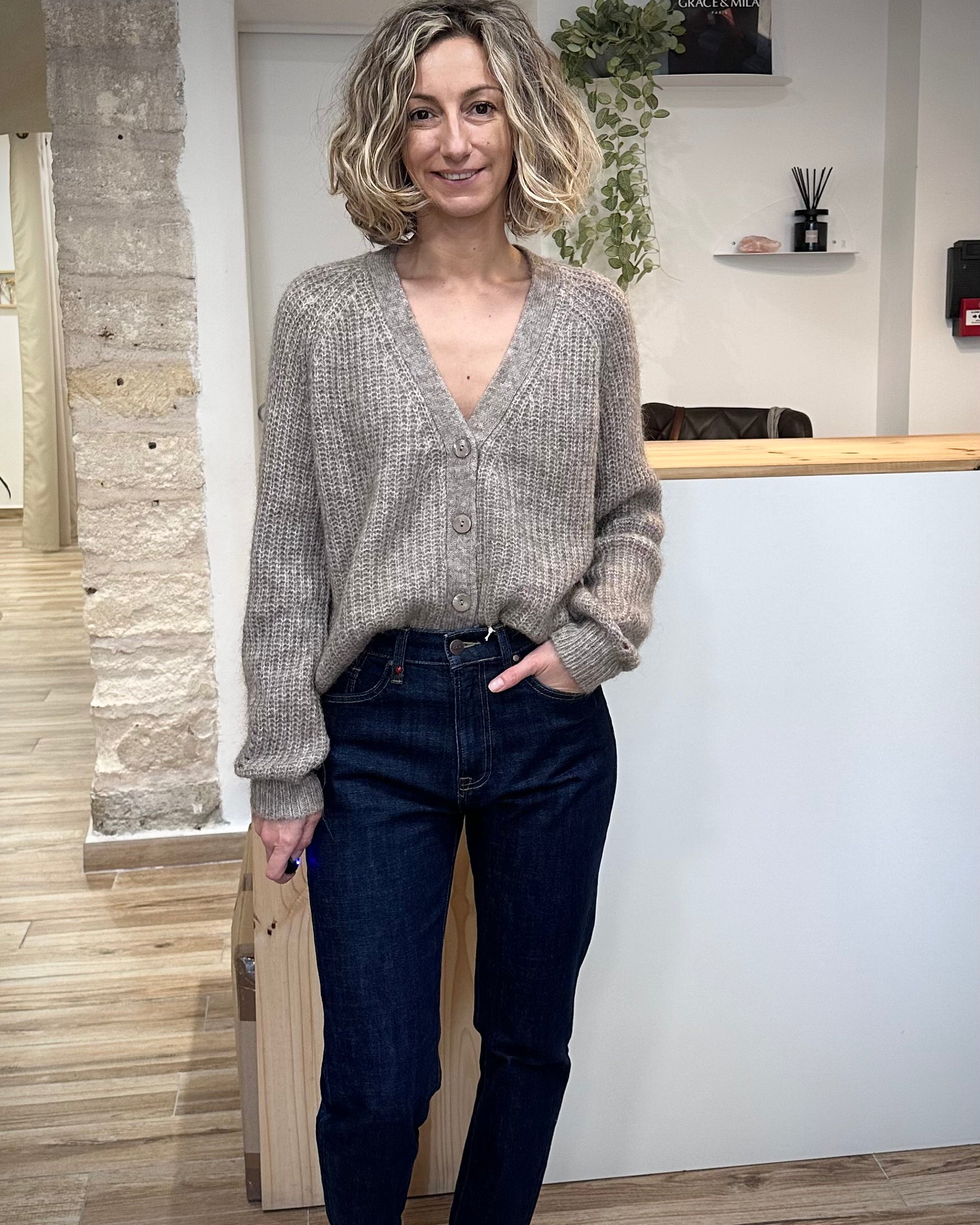 Femme portant un cardigan greige en laine et alpaga