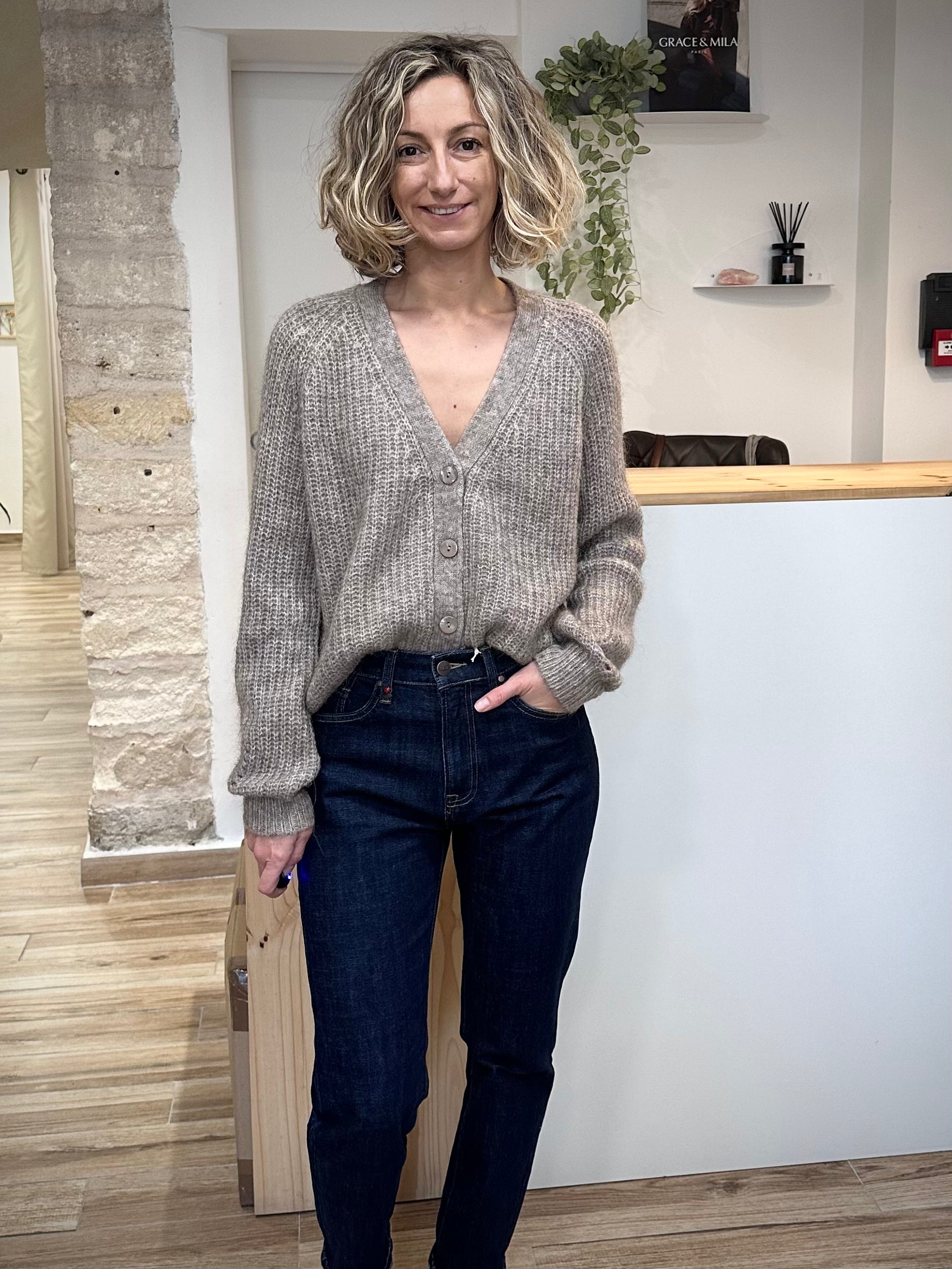 Femme portant un cardigan greige en laine et alpaga