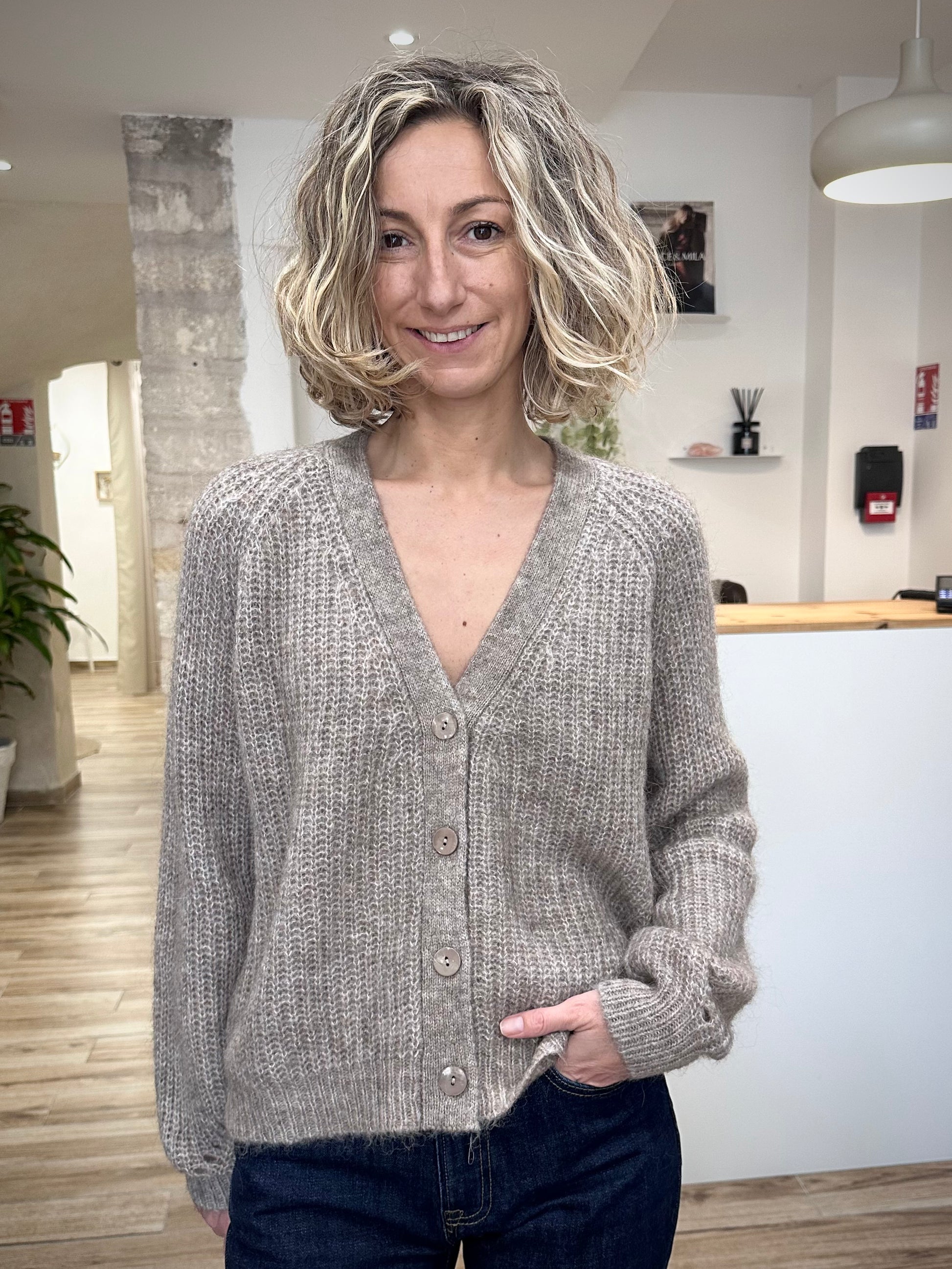 Cardigan greige porté sur jean brut