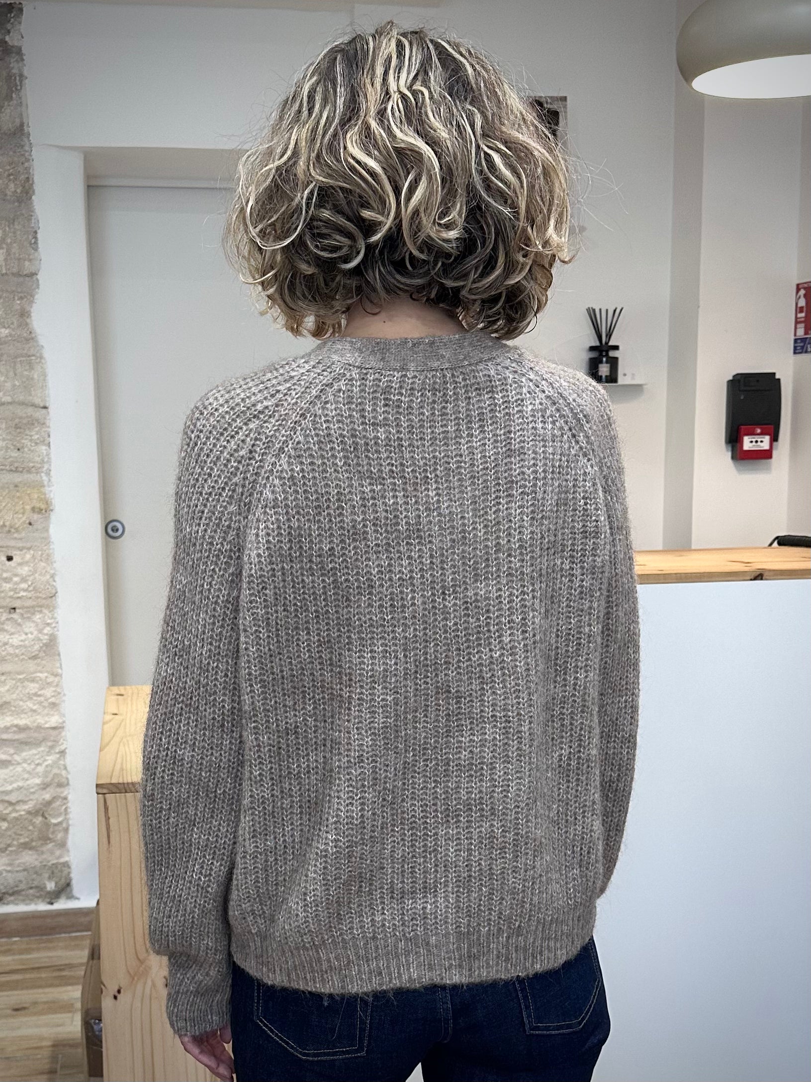 Vue arrière d'un cardigan doux femme en teinte neutre
