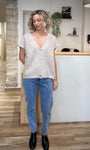 Femme portant un cardigan sans manches greige en laine et alpaga