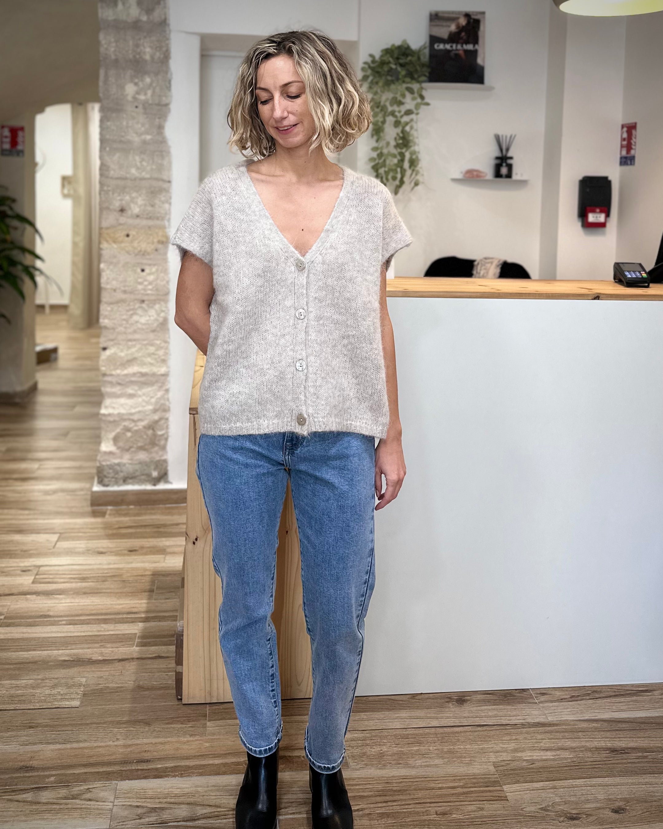 Femme portant un cardigan sans manches greige en laine et alpaga
