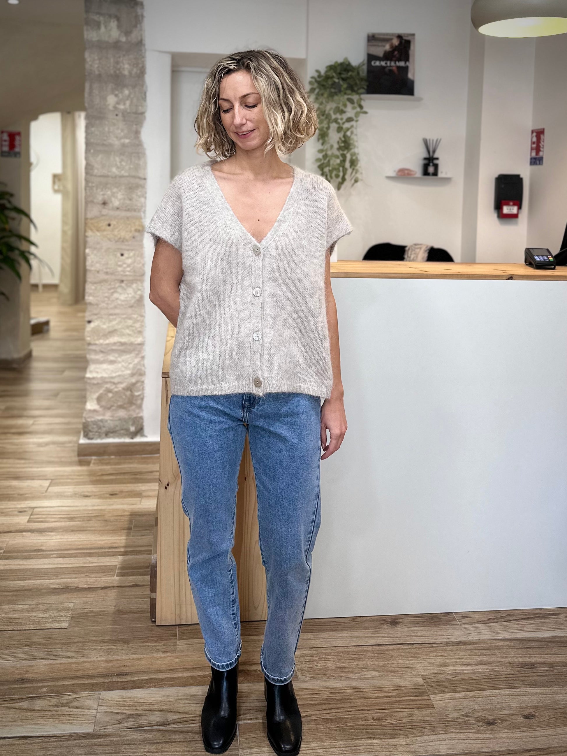 Femme portant un cardigan sans manches greige en laine et alpaga