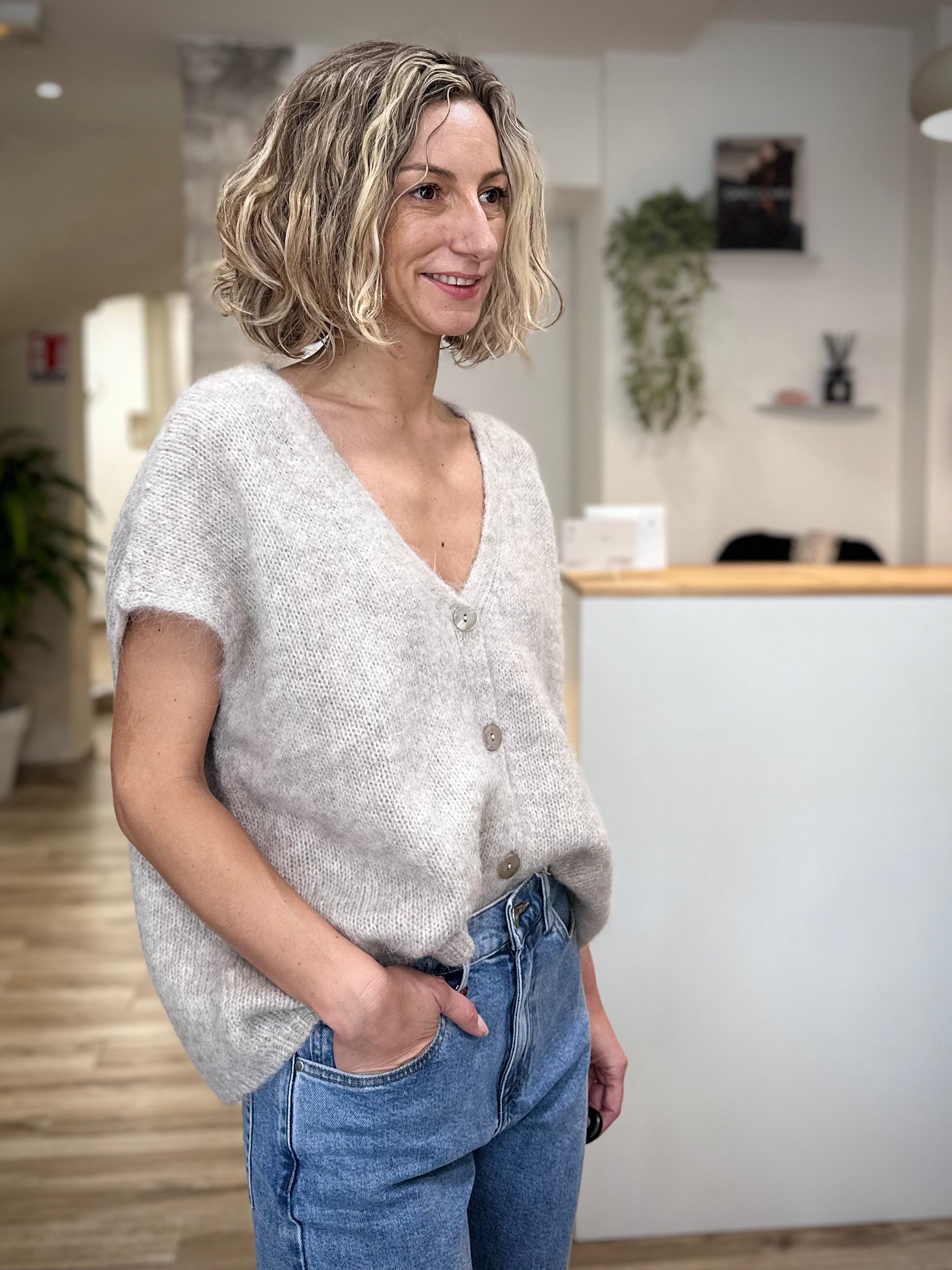 Style casual chic avec cardigan sans manches et jean