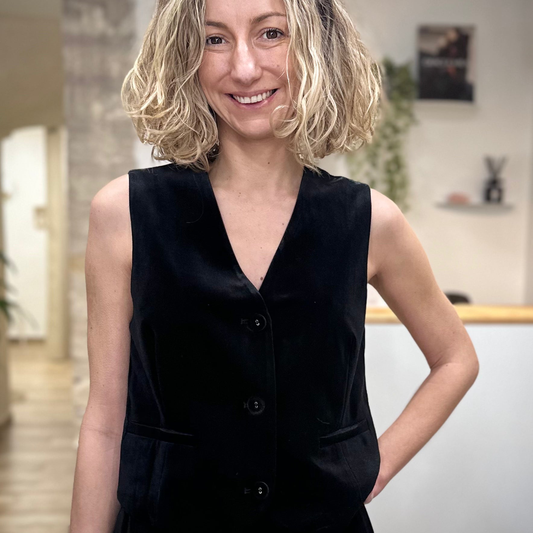 Femme portant un gilet en velours noir élégant