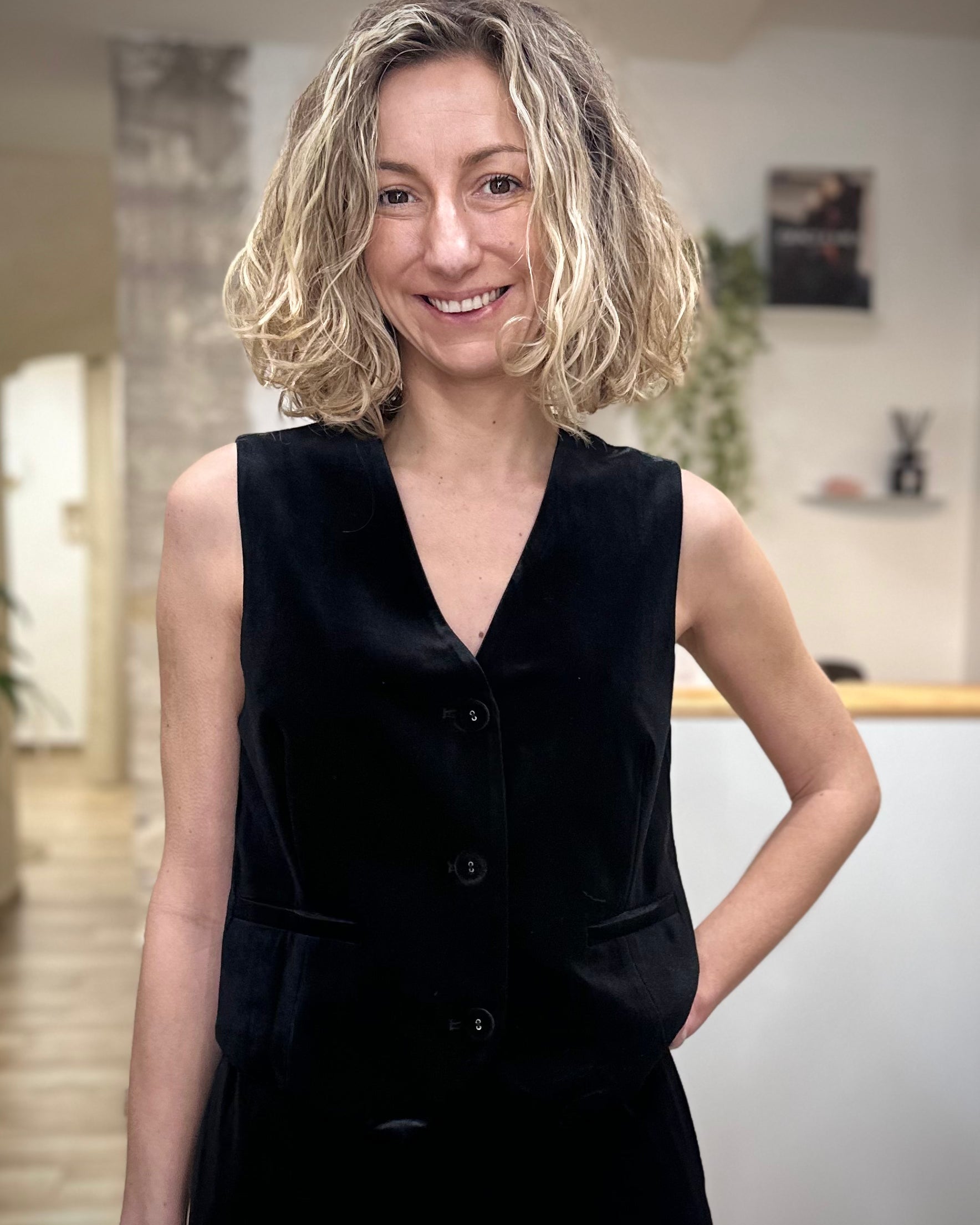 Femme portant un gilet en velours noir élégant