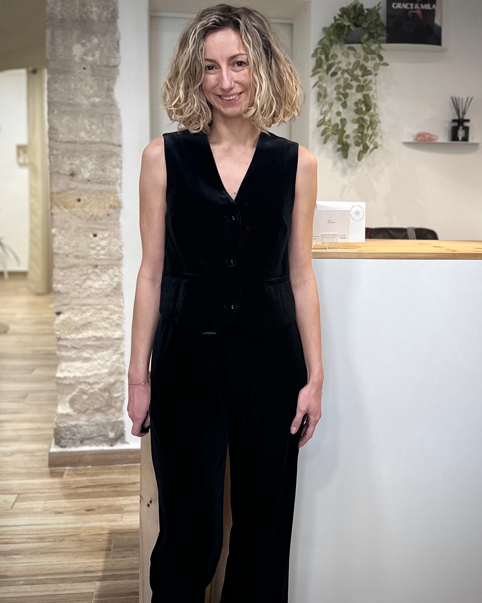 Gilet velours noir porté avec pantalon assorti