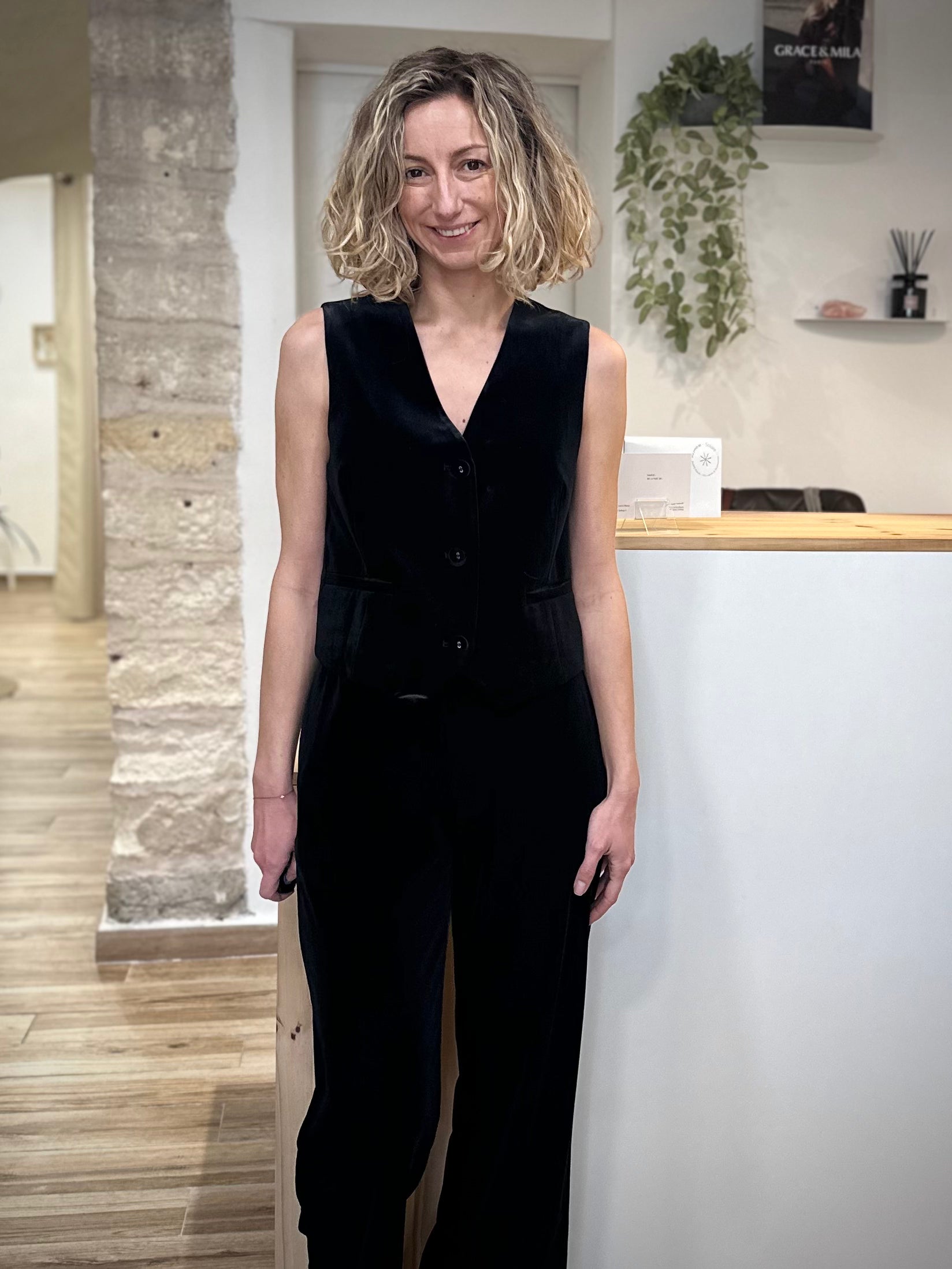 Gilet velours noir porté avec pantalon assorti