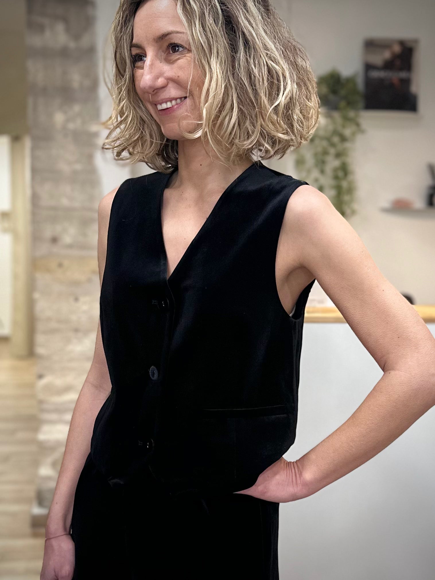 Gilet tailleur noir encolure en V vue de face