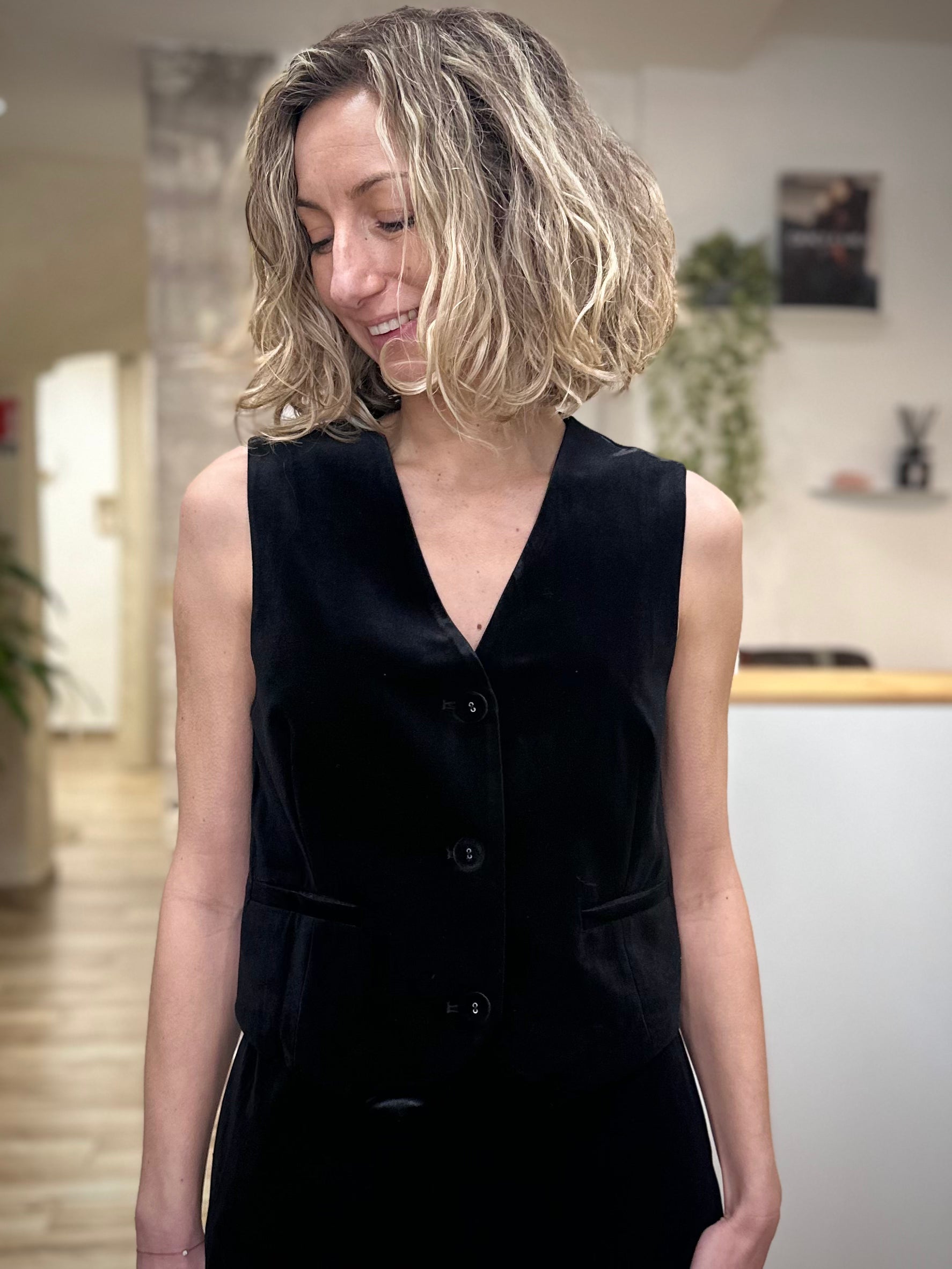 Gilet velours porté à même la peau