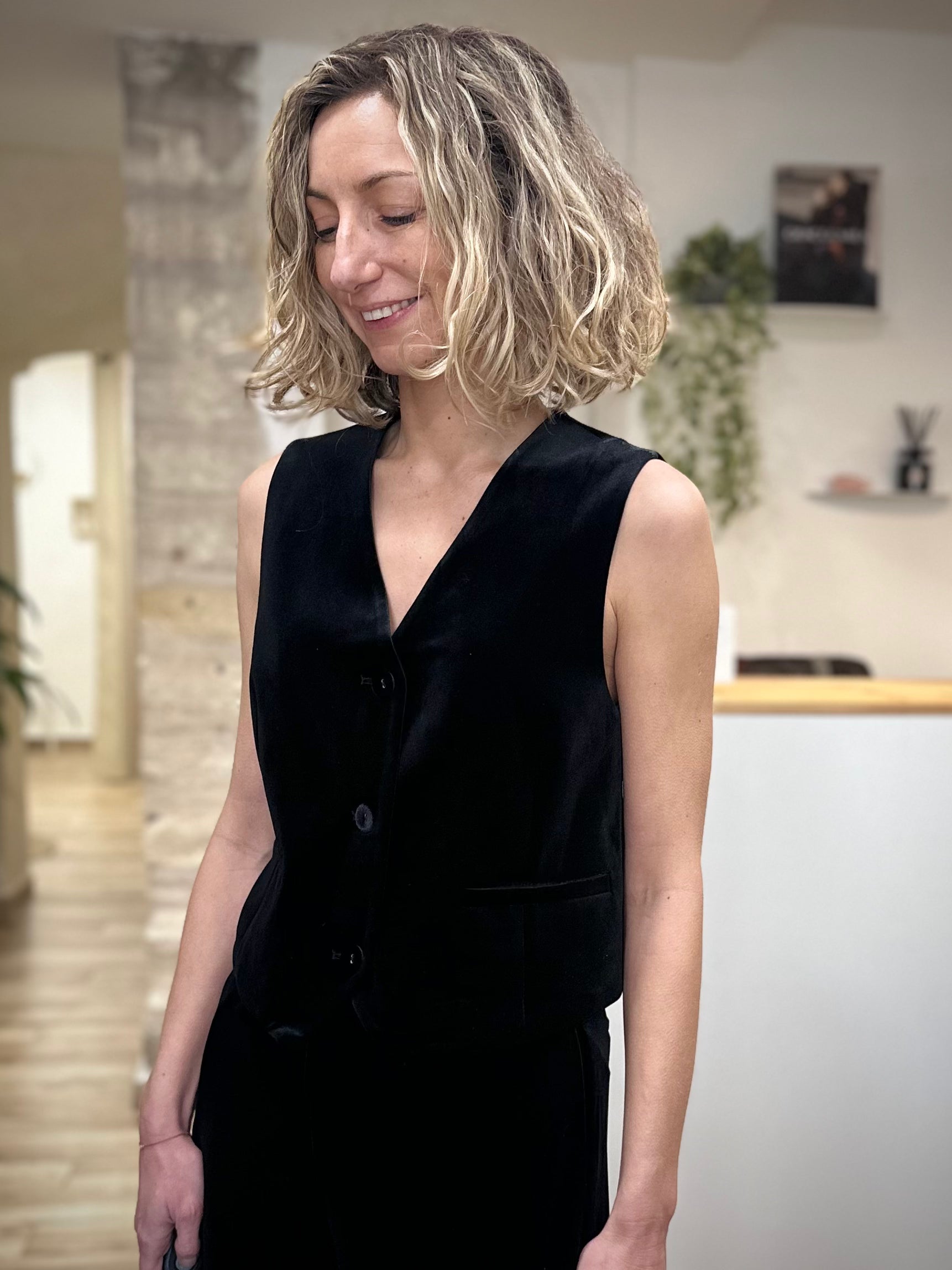 Vue de profil gilet tailleur noir femme