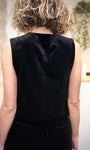 Silhouette de dos structurée par gilet velours