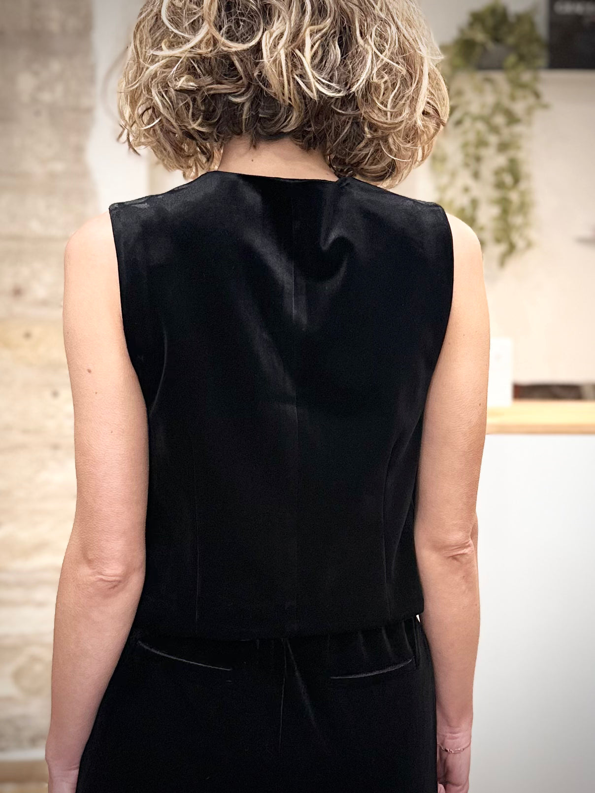 Silhouette de dos structurée par gilet velours