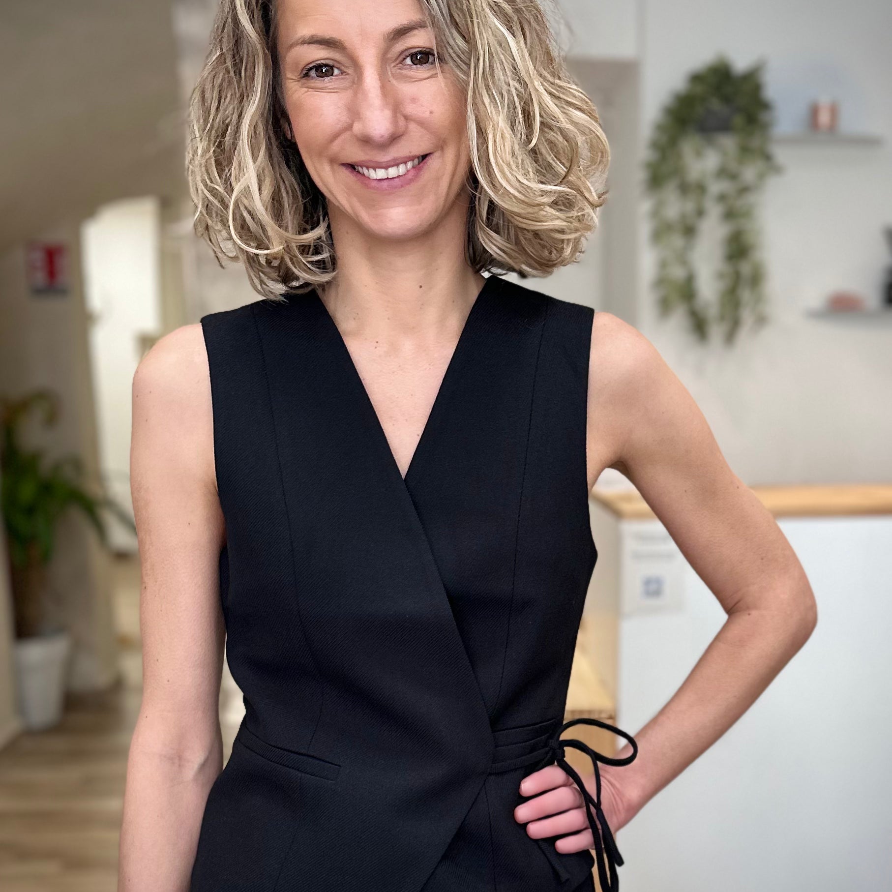 Femme portant gilet noir cintré sans manches 