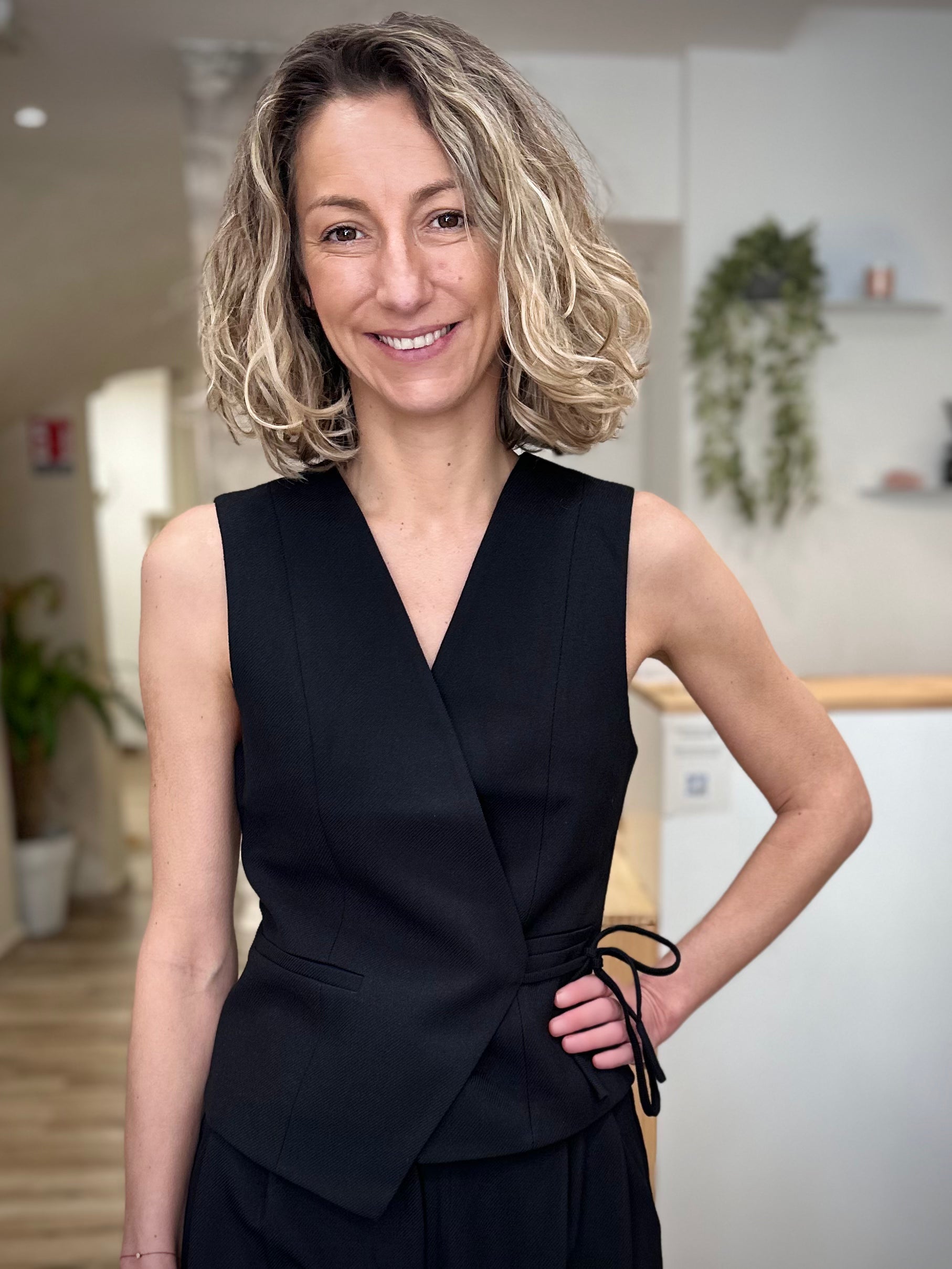Femme portant gilet noir cintré sans manches 