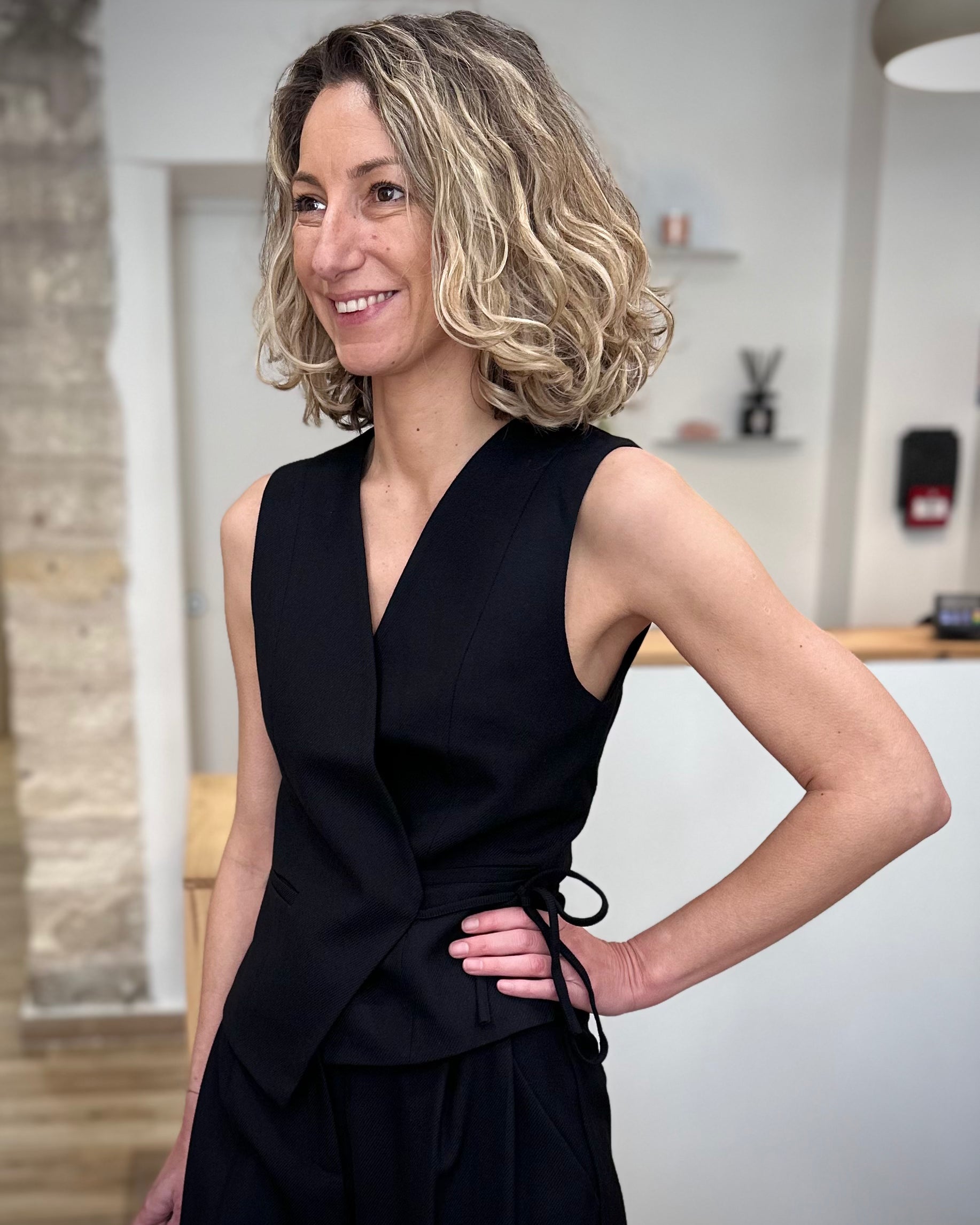 Gilet croisé femme à nouer silhouette élégante 