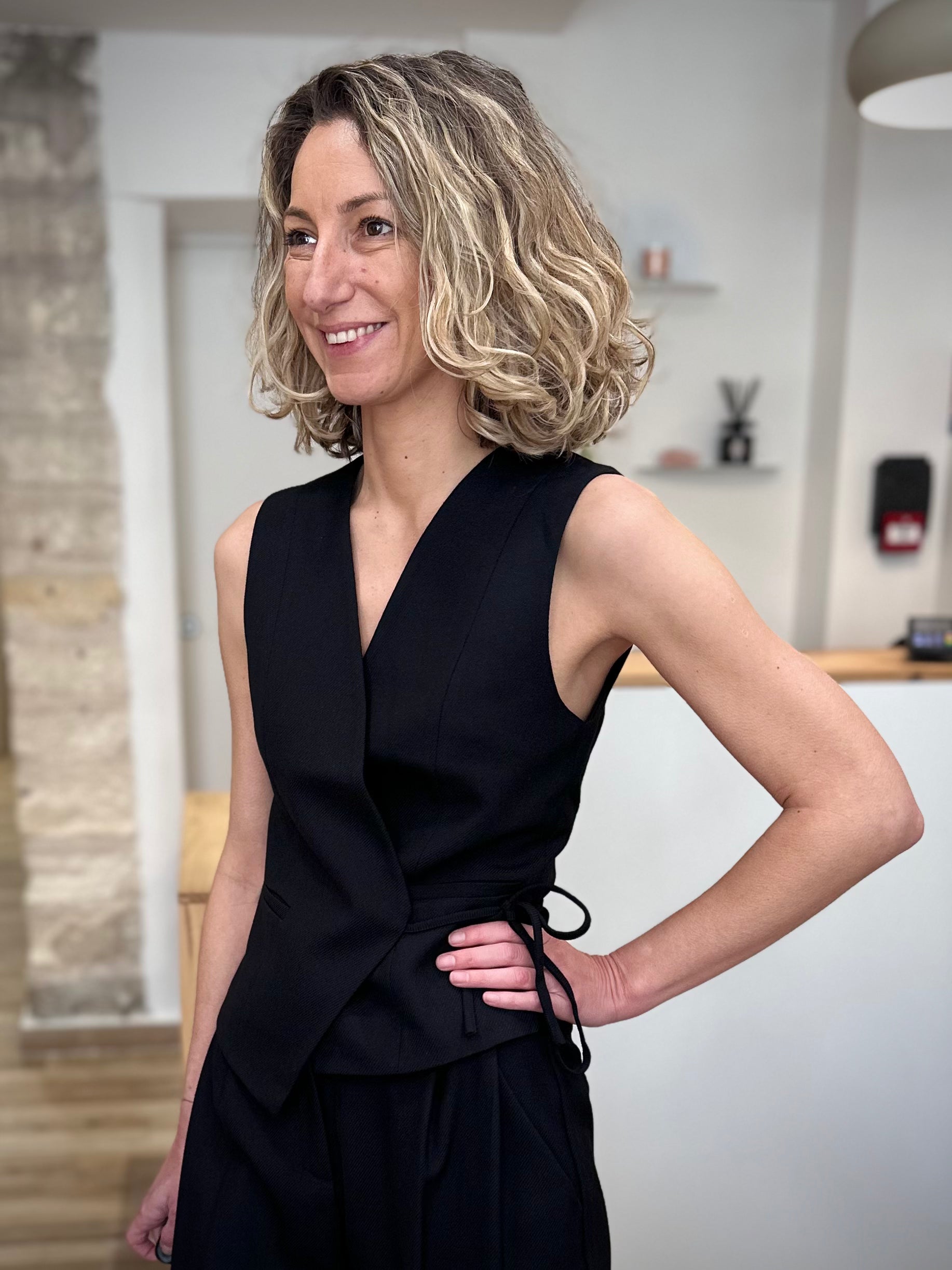 Gilet croisé femme à nouer silhouette élégante 