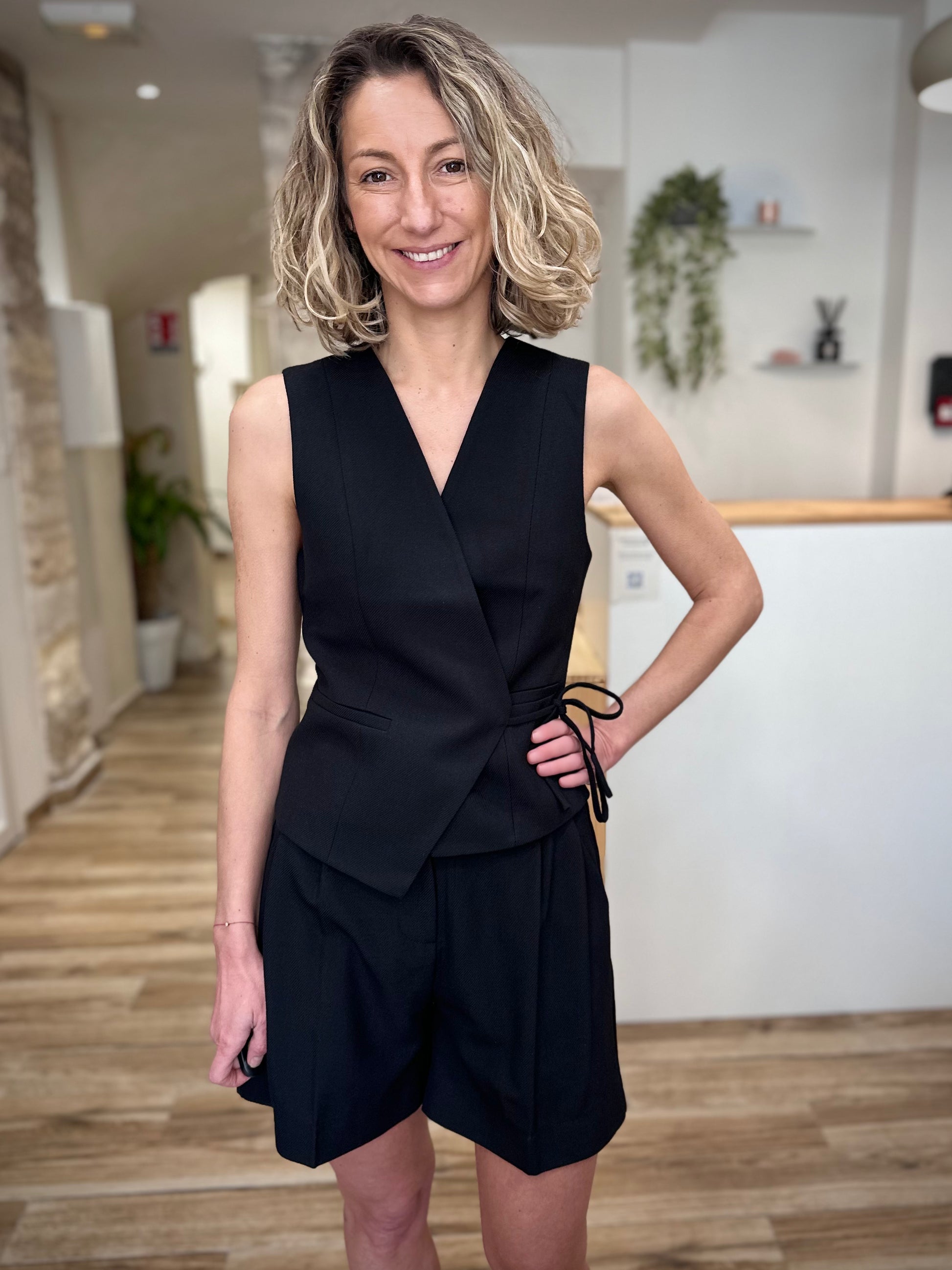 Look moderne femme avec gilet noir élégant 
