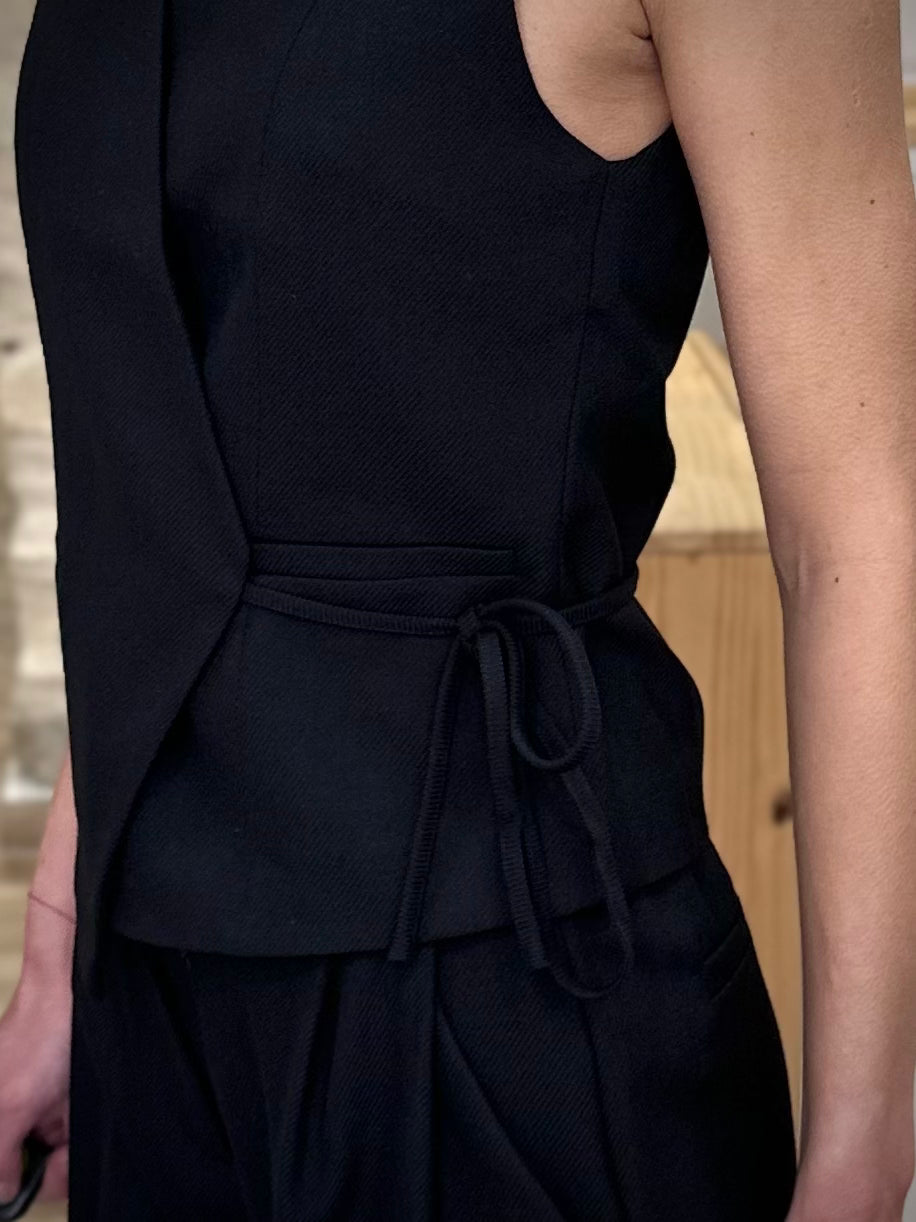 Détail lien à nouer gilet femme noir 