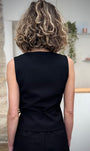 Silhouette structurée gilet cintré femme de dos