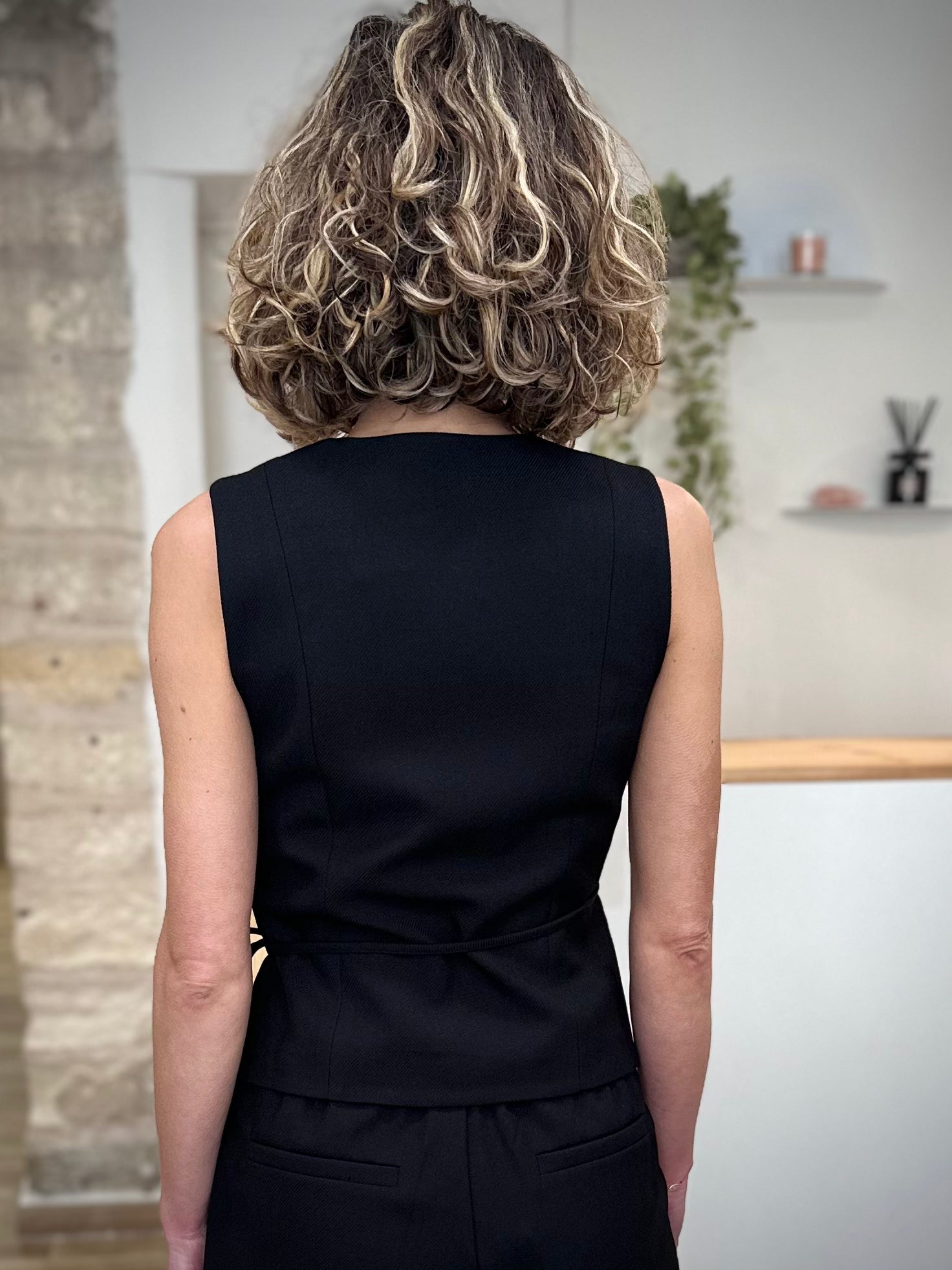 Silhouette structurée gilet cintré femme de dos