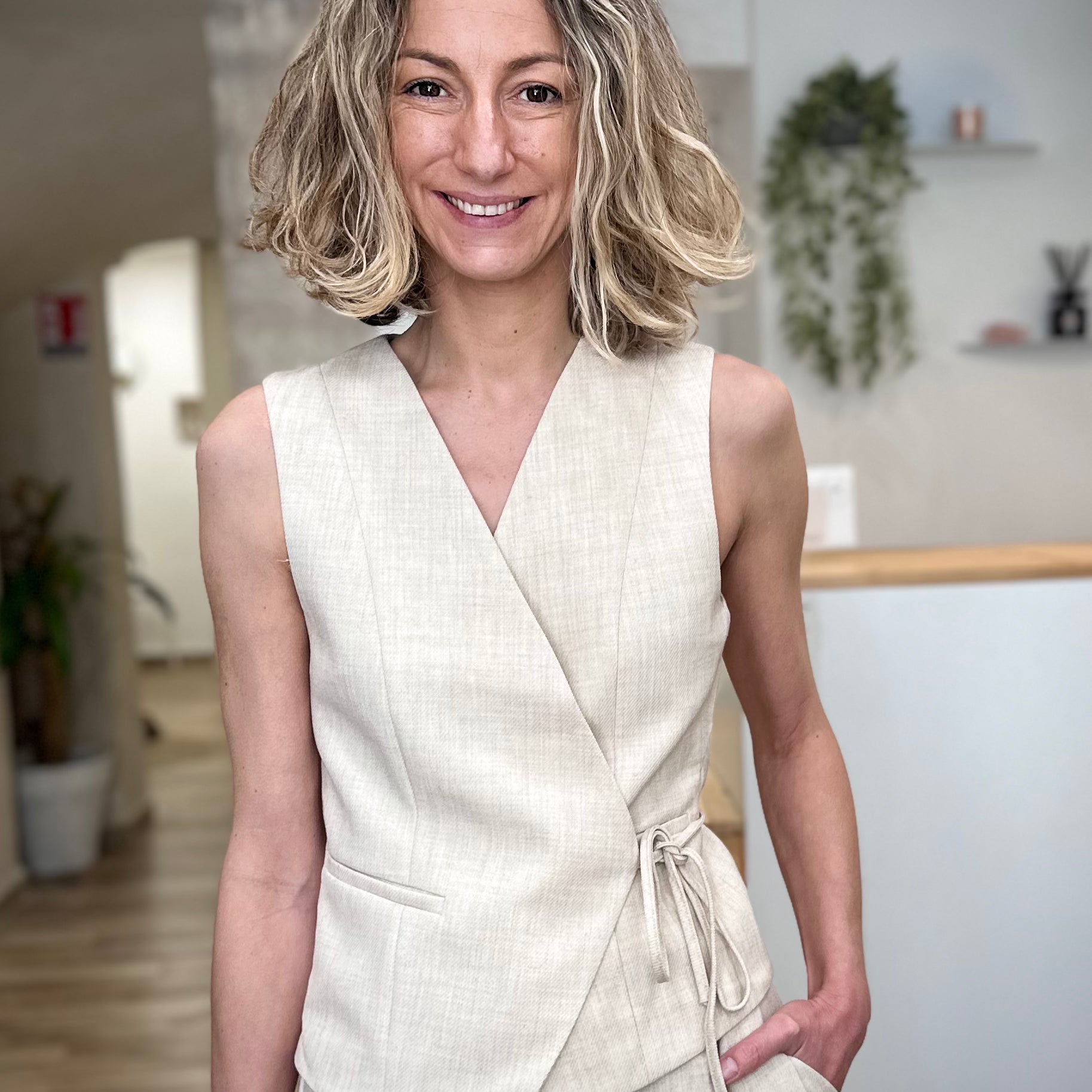 Femme portant un gilet cintré sable sans manches 