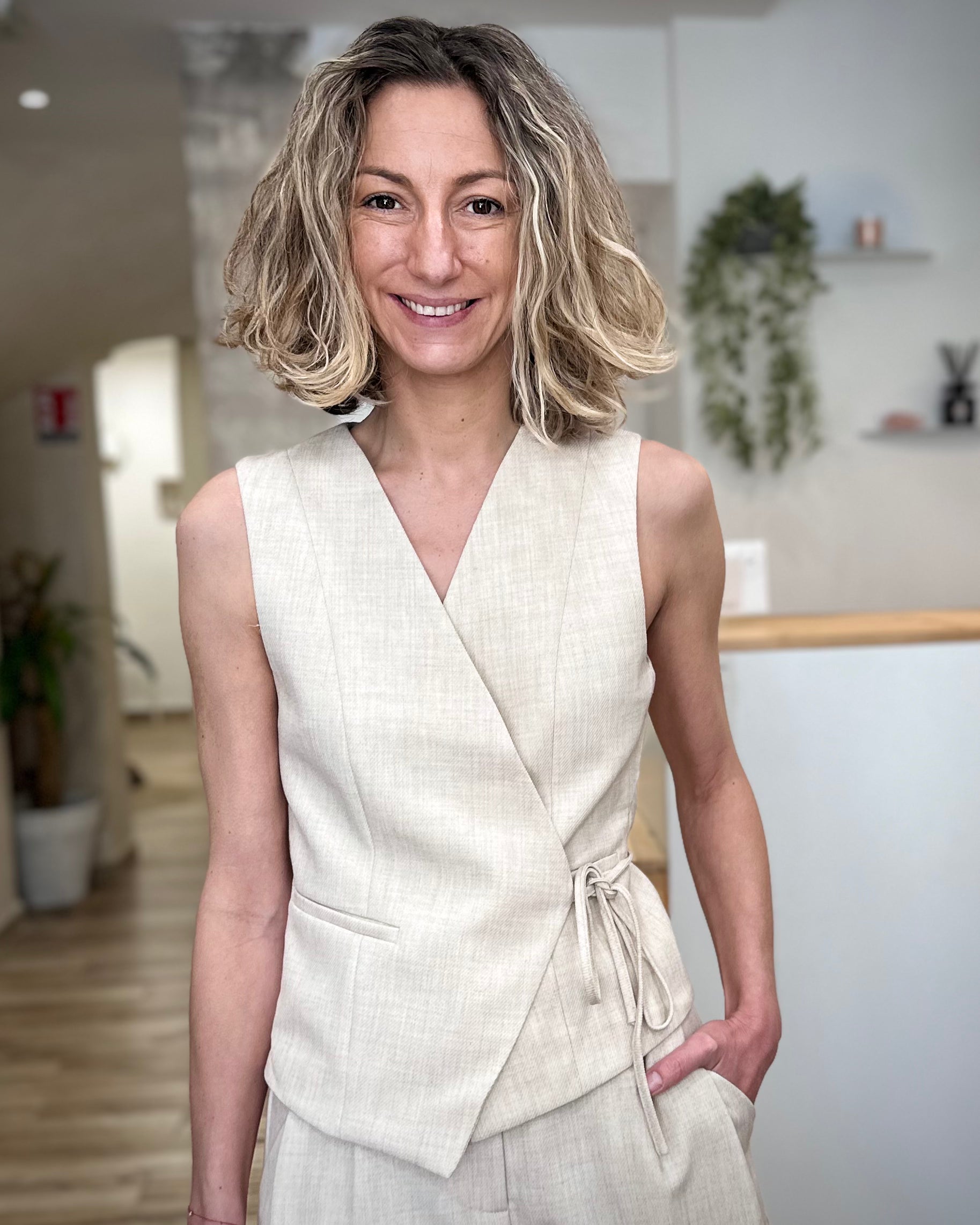 Femme portant un gilet cintré sable sans manches 