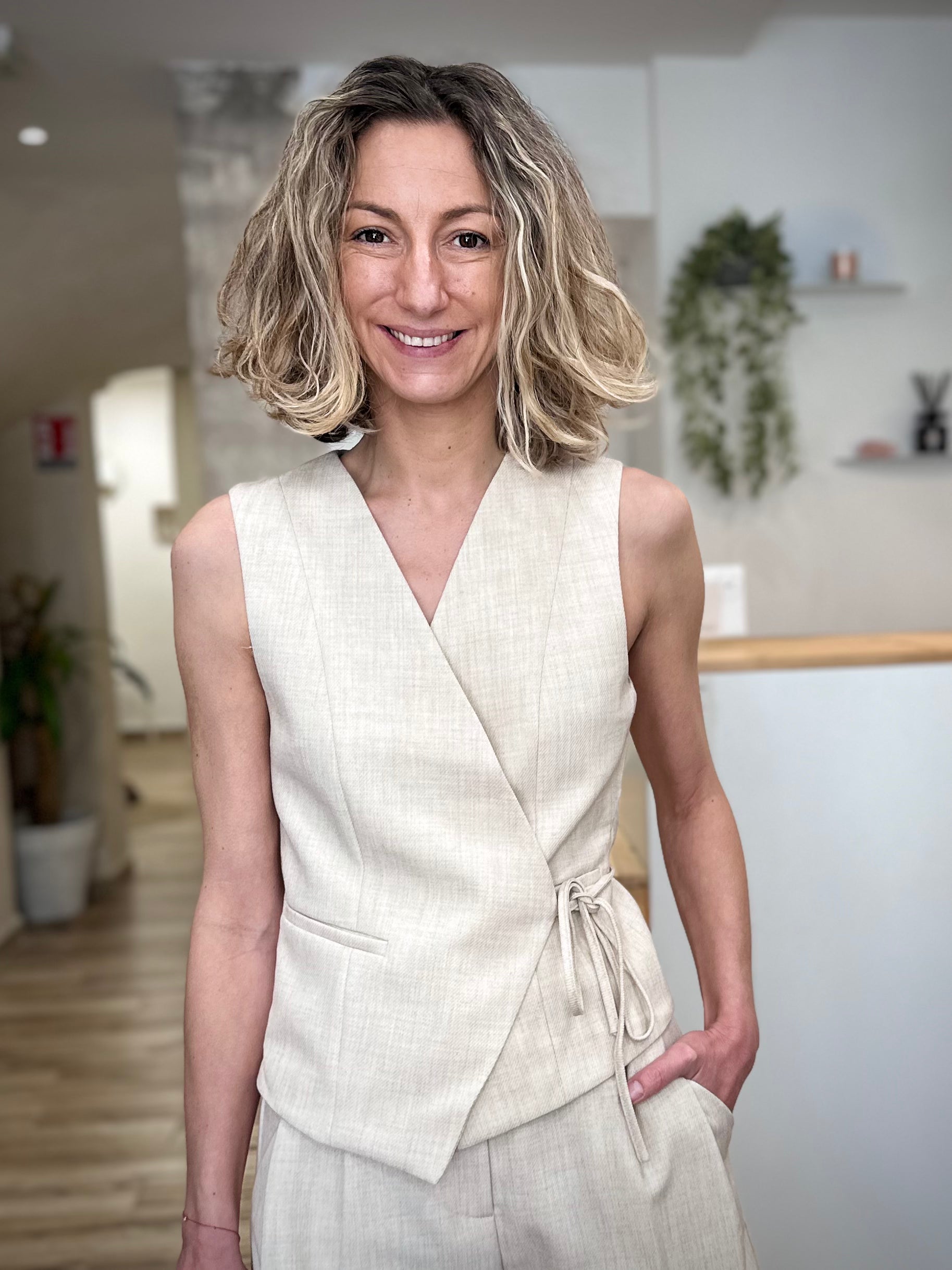 Femme portant un gilet cintré sable sans manches 