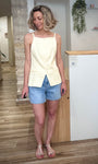 Femme portant un gilet casual chic lumineux 
