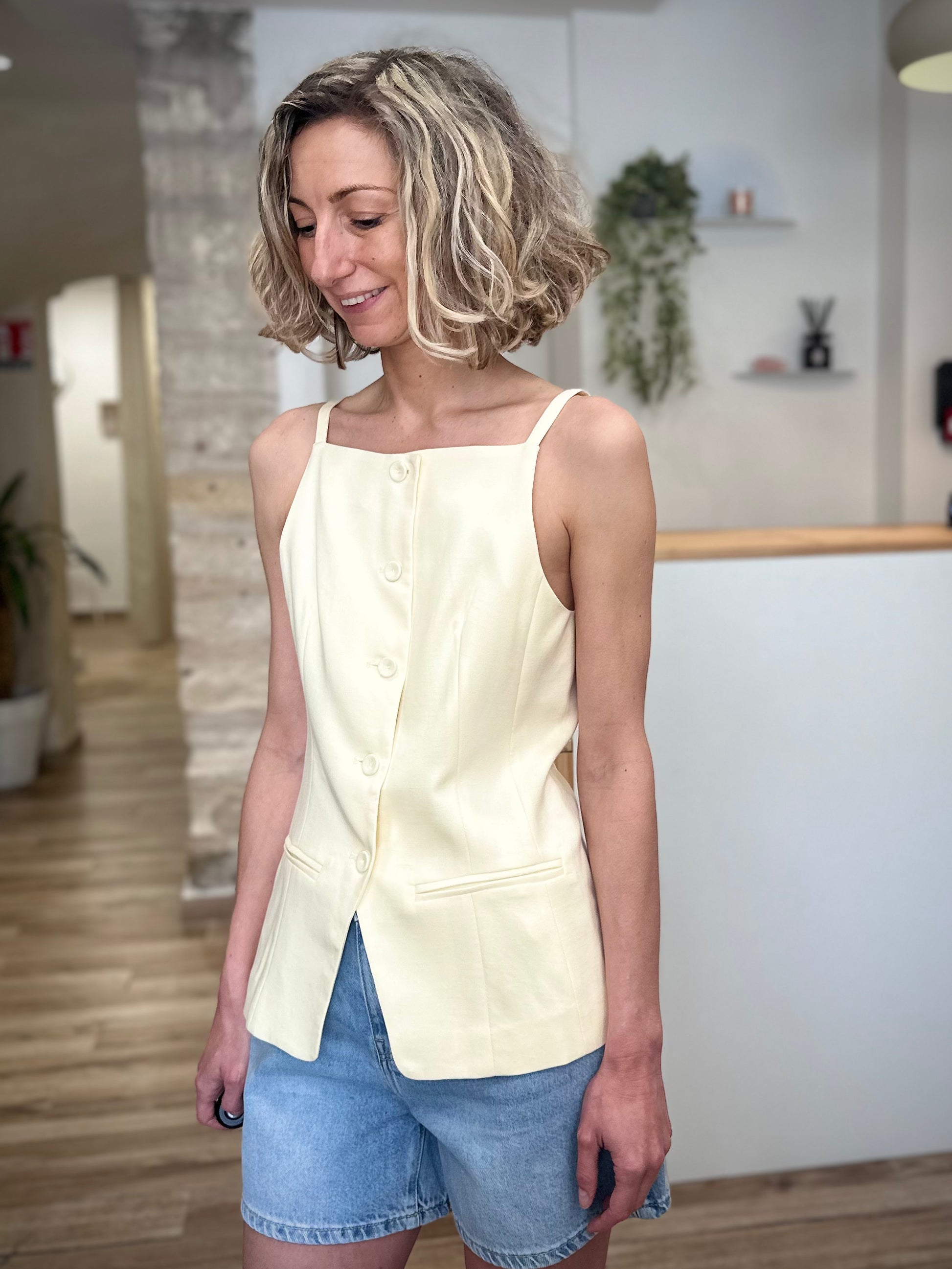 Femme portant un gilet tailleur fluide élégant 