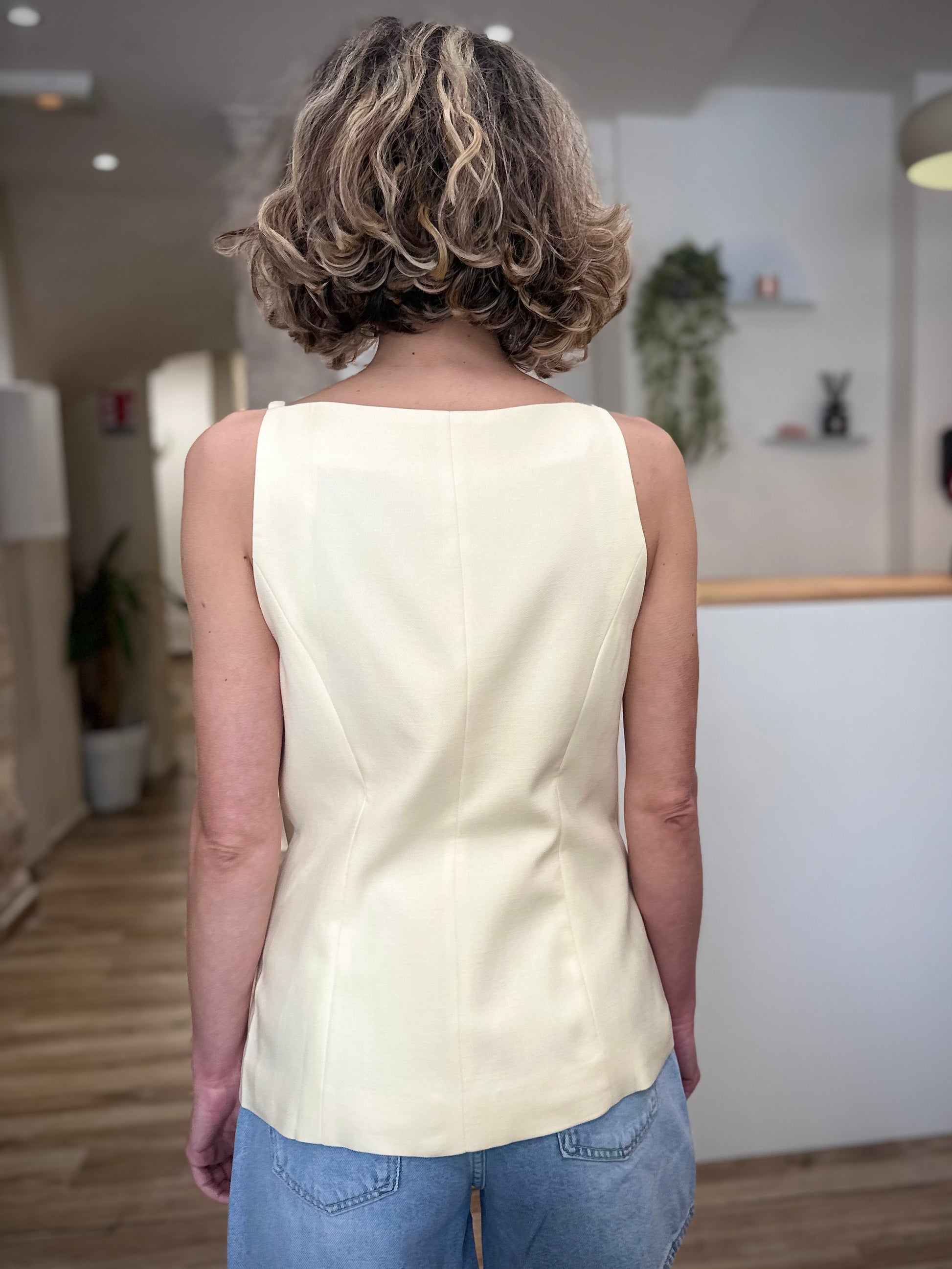 Silhouette moderne de dos avec gilet tailleur féminin 