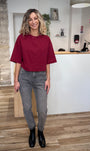 Femme portant un jean mom stone gris taille mi-haute