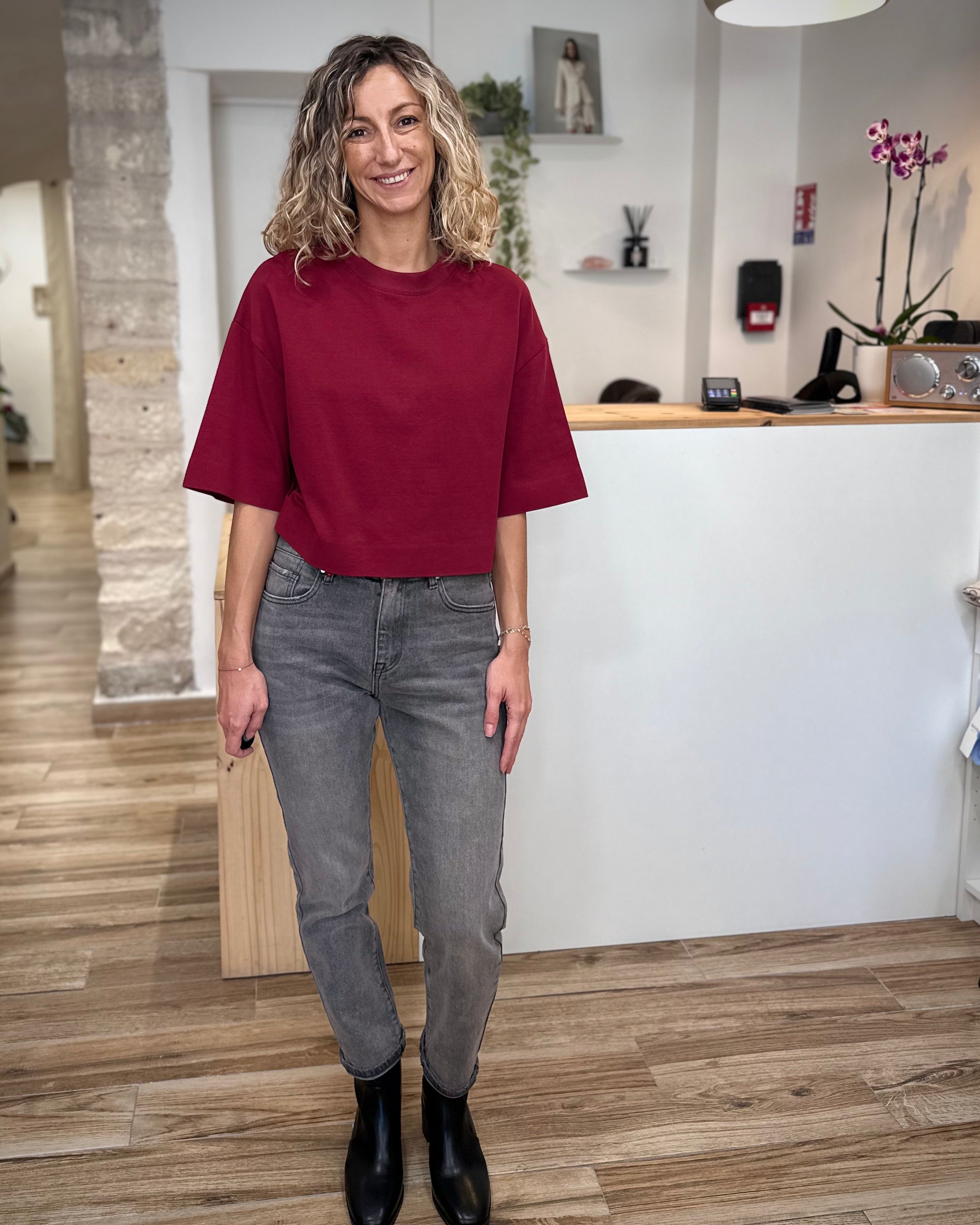 Femme portant un jean mom stone gris taille mi-haute