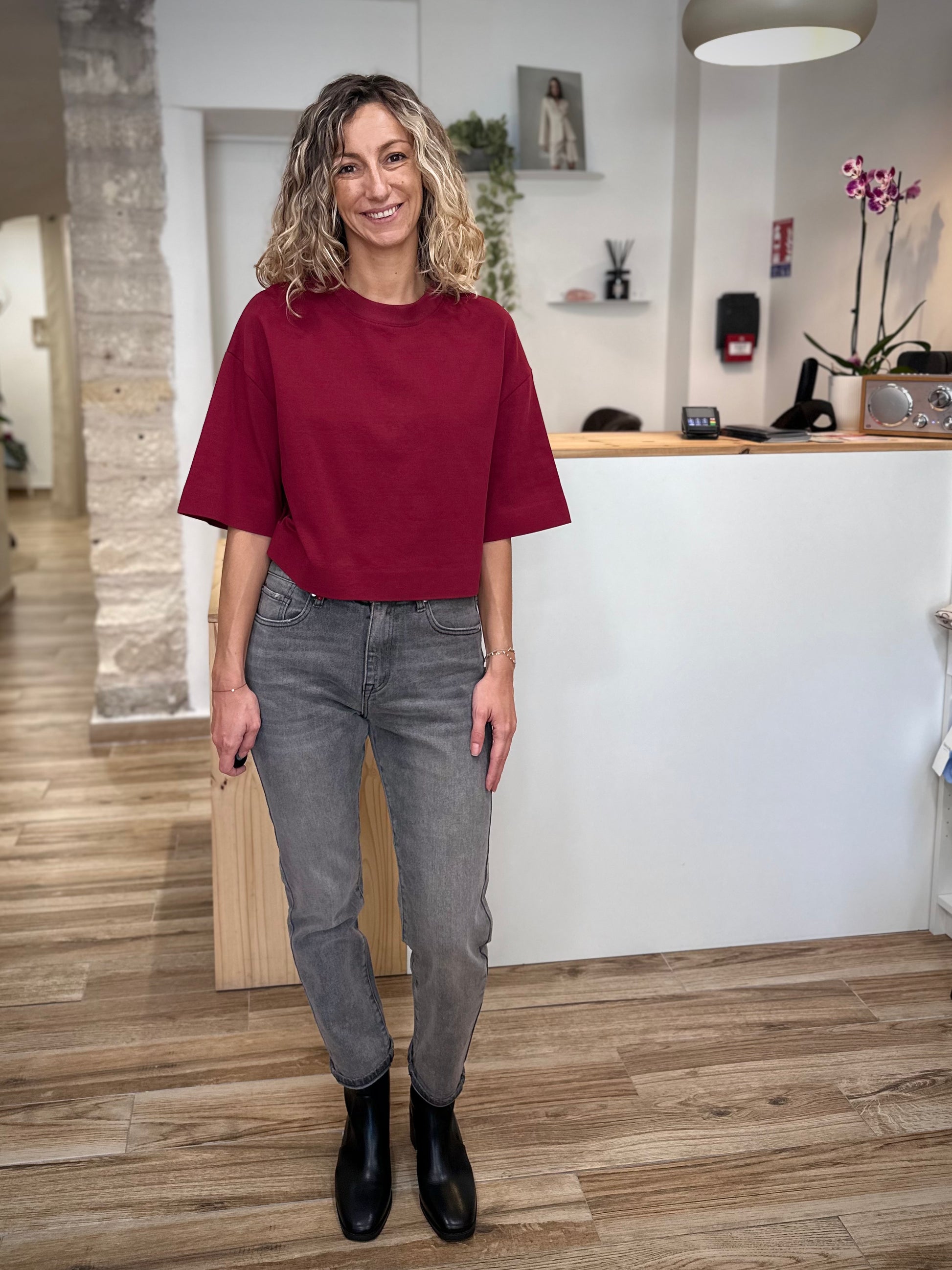 Femme portant un jean mom stone gris taille mi-haute
