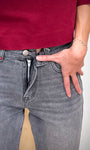 Gros plan fermeture zippée jean mom stone Patricia