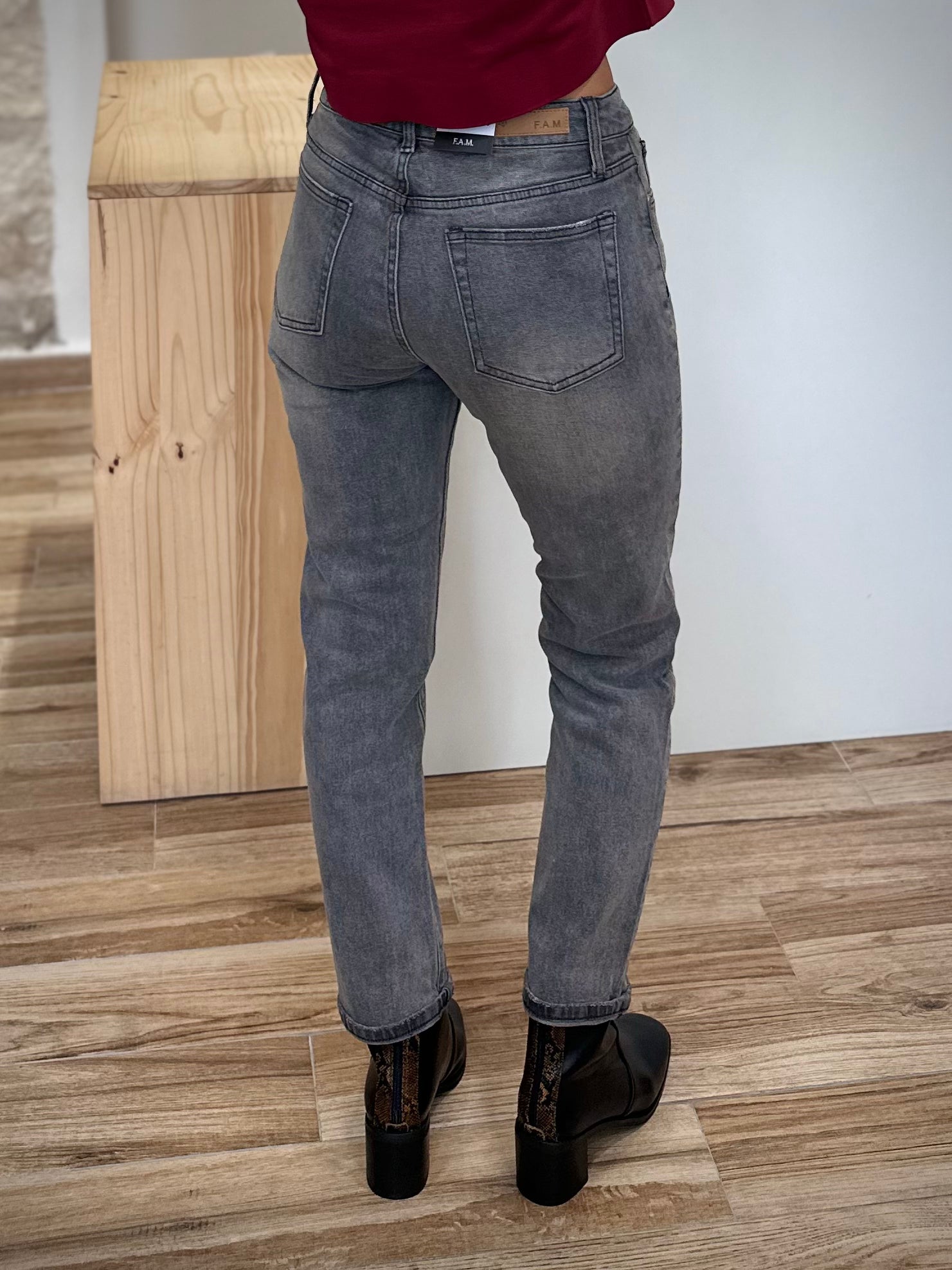 Dos du jean mom femme coupe droite vintage