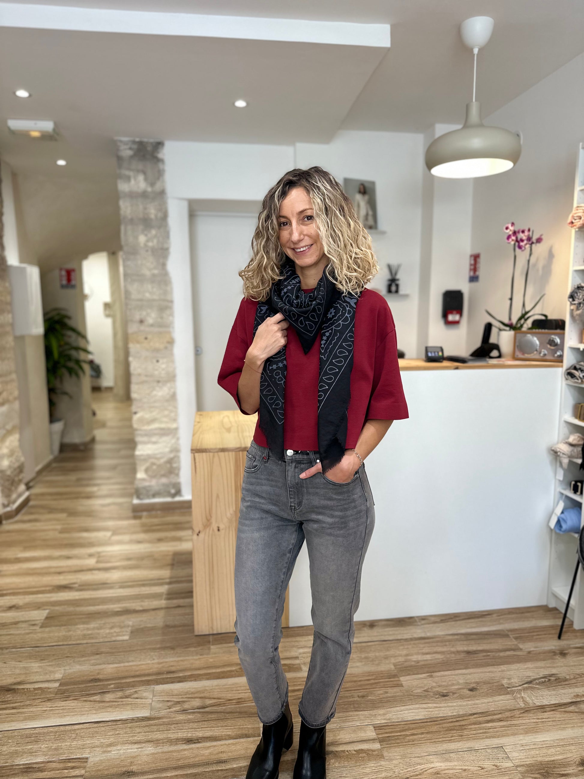 Look décontracté femme jean mom gris et tee-shirt oversize