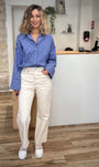 Femme portant un jean droit greige taille haute cropped