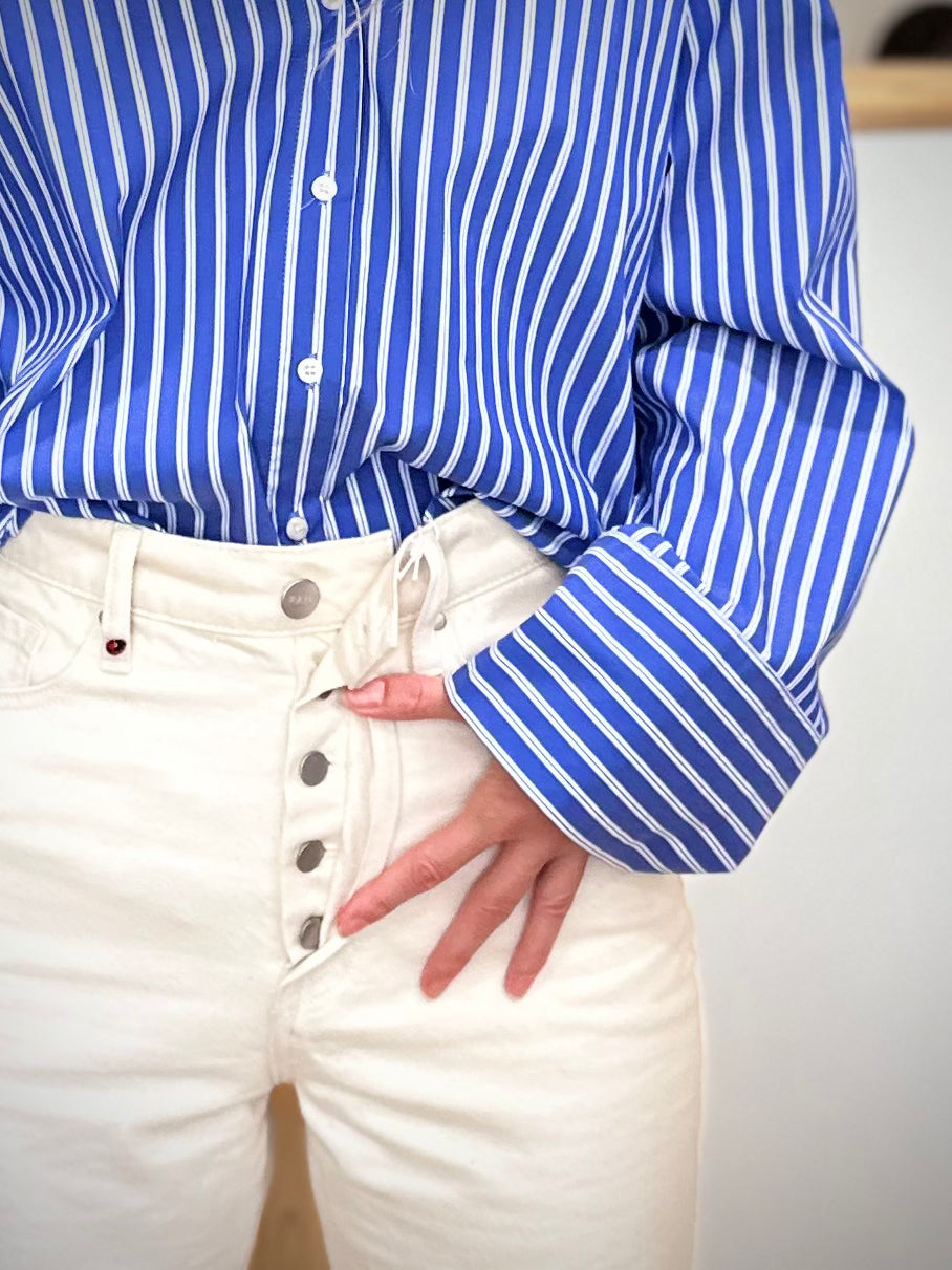 Zoom sur la taille haute et la braguette boutonnée du jean POLA