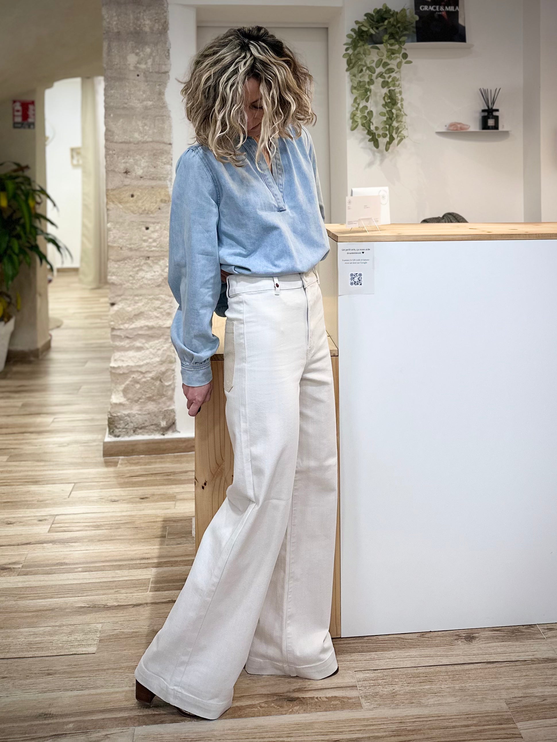 Silhouette féminine en jean évasé casual chic