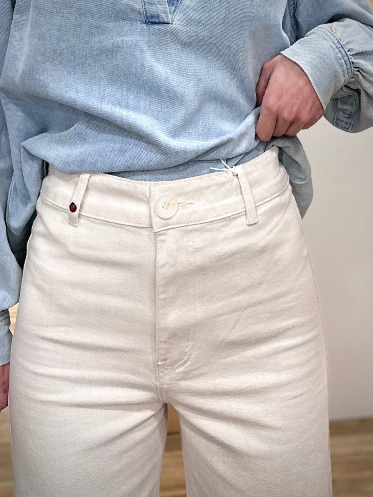 Détail passants taille jean évasé