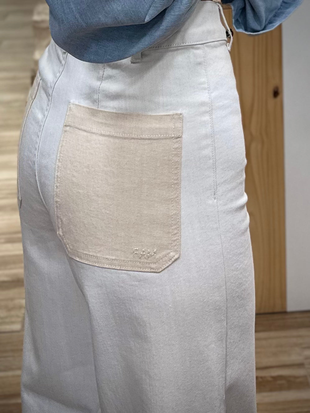 Détail broderie ton sur ton sur poche arrière jean femme